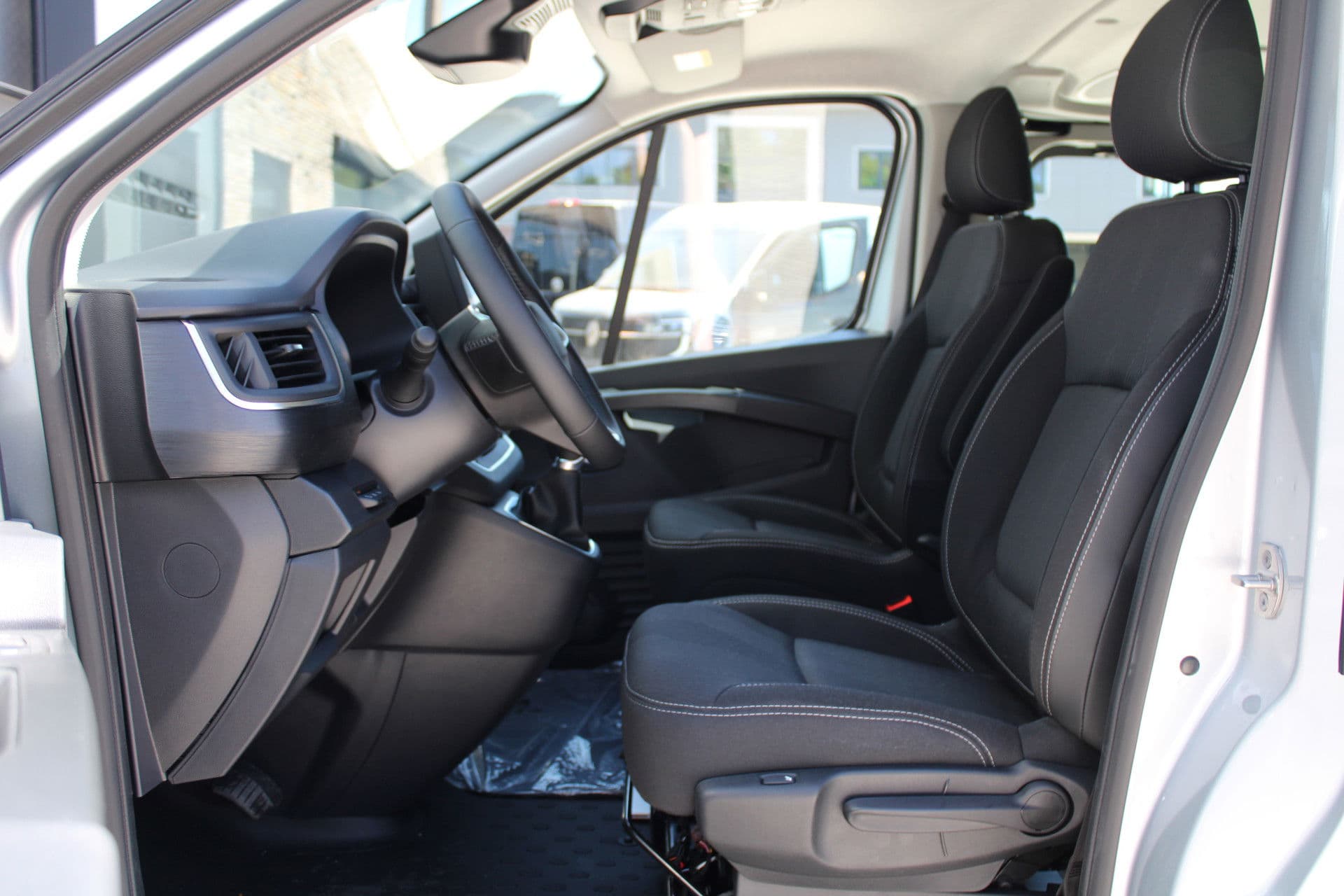 Renault Trafic 2.0 Blue dCi 170pk T29 L2H1 Extra DC - 2x Schuifdeur - Carplay - LED - Blind Spot - Navigatie - Camera - Trekhaak - Stoelverwarming - Rijklaar thumbnail 11