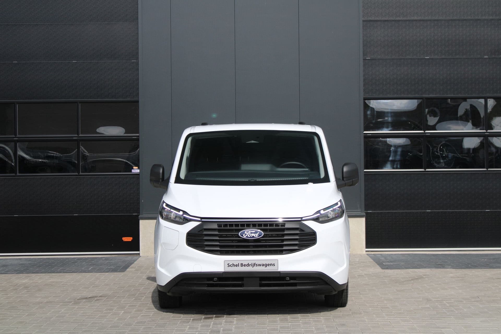 Ford Transit Custom 320 2.5 PHEV L2H1 Trend 232pk - 5 jaar GARANTIE - 2x Schuifdeur - Adaptive Cruise - Blind Spot - Navigatie - Camera - Verwarmd Stuur - Rijklaar thumbnail 2