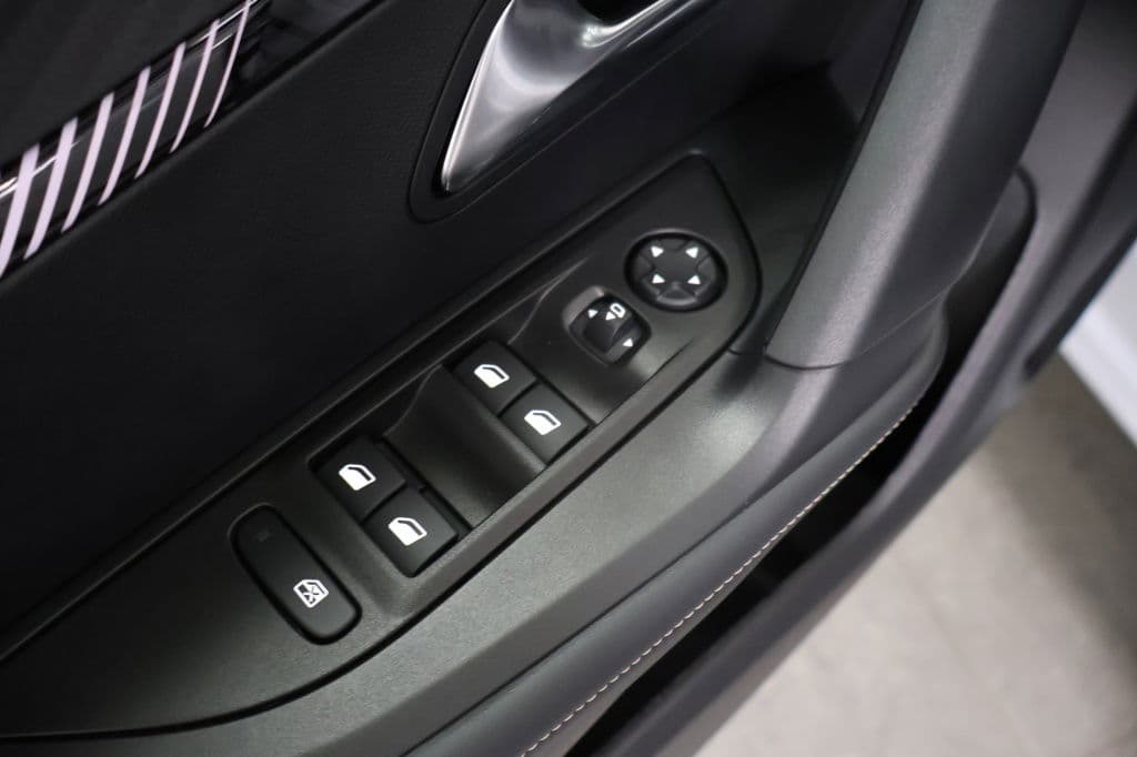 Peugeot 2008 1.2 Hybride 145 Allure | 360 Camera | Luxe thumbnail 26