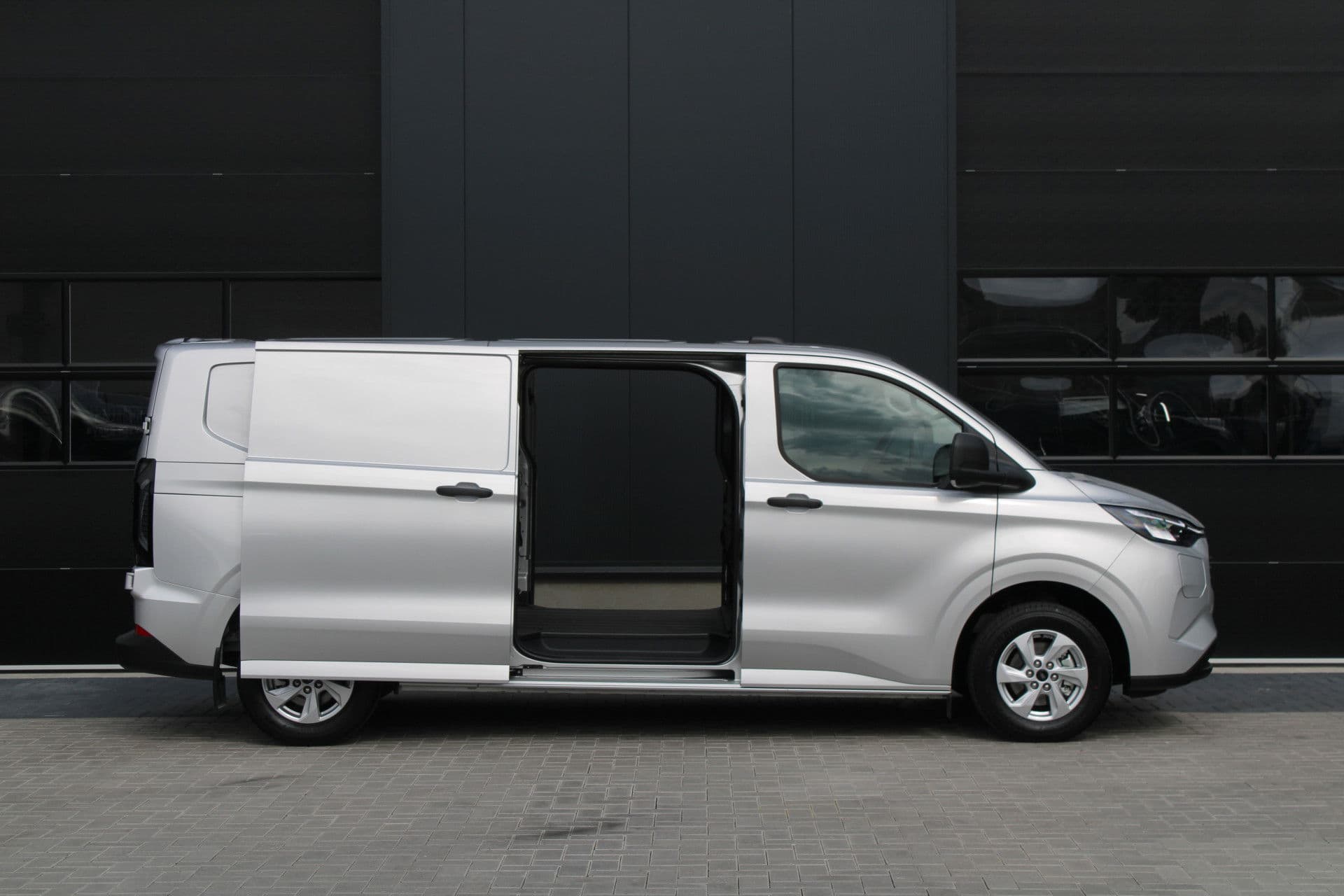 Ford Transit Custom 320 2.5 PHEV L2H1 Trend 232pk - 5 jaar GARANTIE - 2x Schuifdeur - Adaptive Cruise - Blind Spot - Navigatie - Camera - Verwarmd Stuur - Rijklaar thumbnail 5