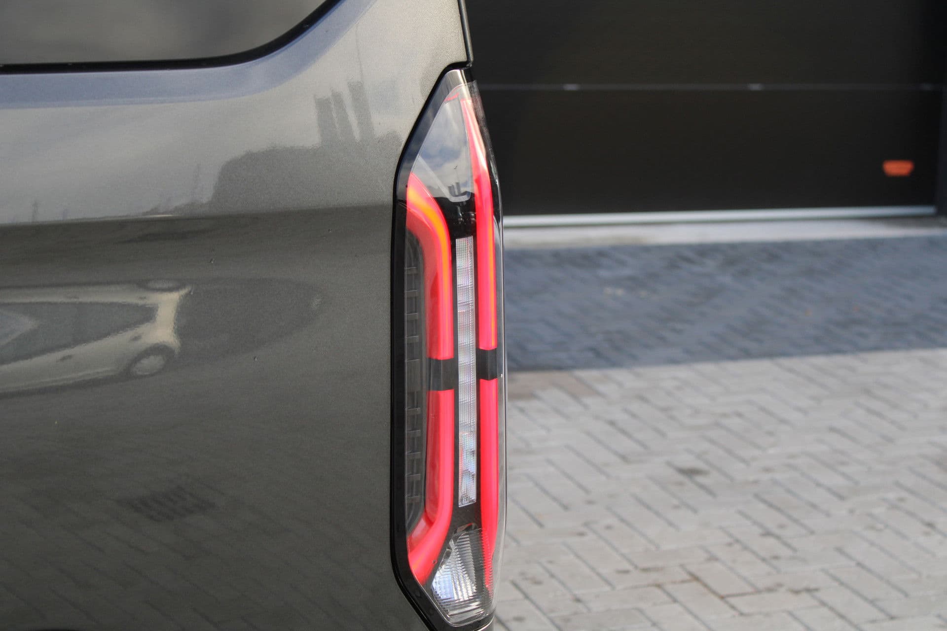 Ford Tourneo Custom 340 2.5 PHEV L2H1 Titanium X 232pk - ACC - Pano - B&O - Elek. schuifdeuren - 360 camera - Elek-Trekhaak - Prijs excl. BTW - Rijklaar thumbnail 51