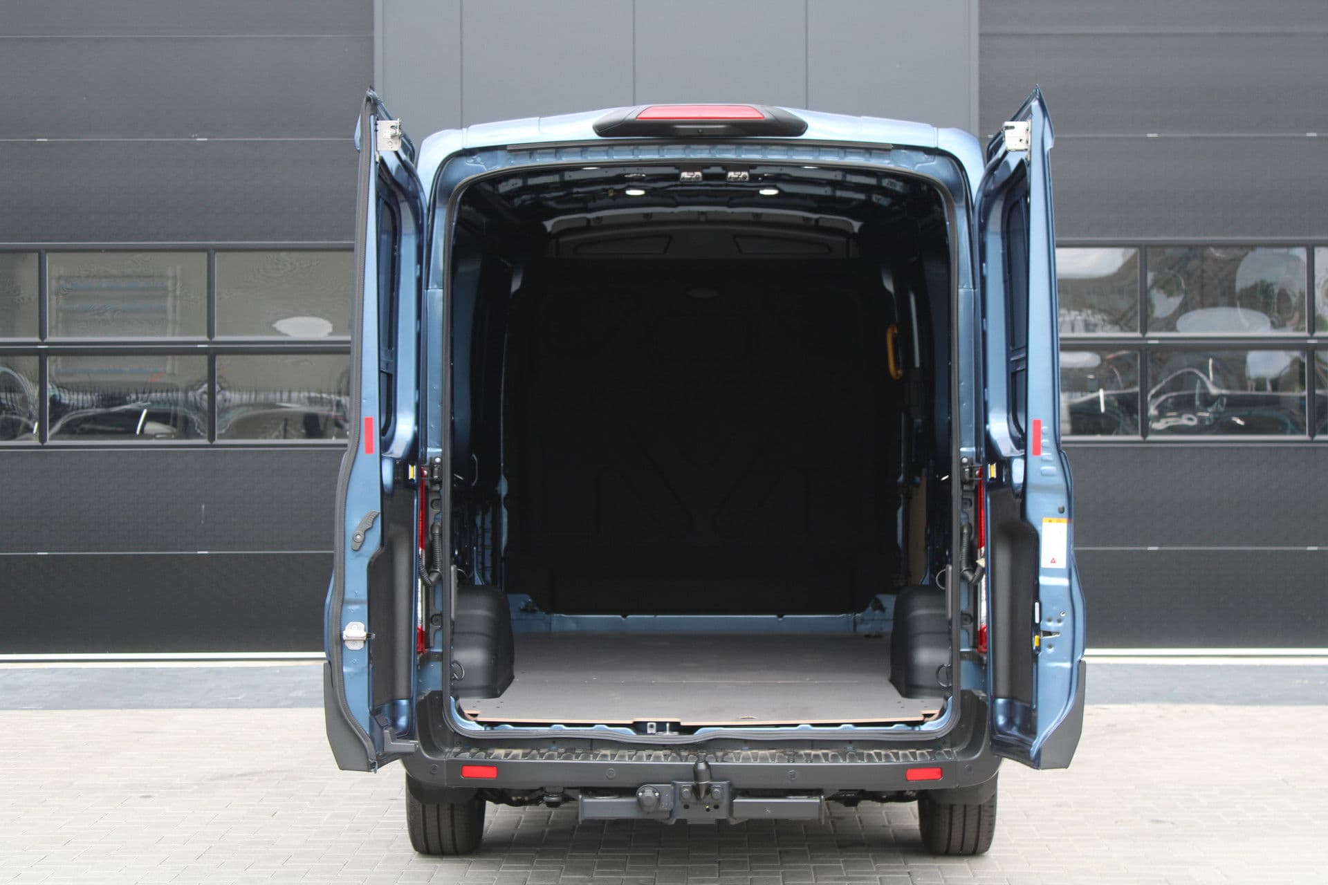 Ford Transit 350 2.0 TDCI L3H2 Limited 165pk - LUCHTVERING - ACC - Blind Spot - 360 camera - Navigatie - Stoel-Stuurverwarming - Trekhaak - Rijklaar thumbnail 4