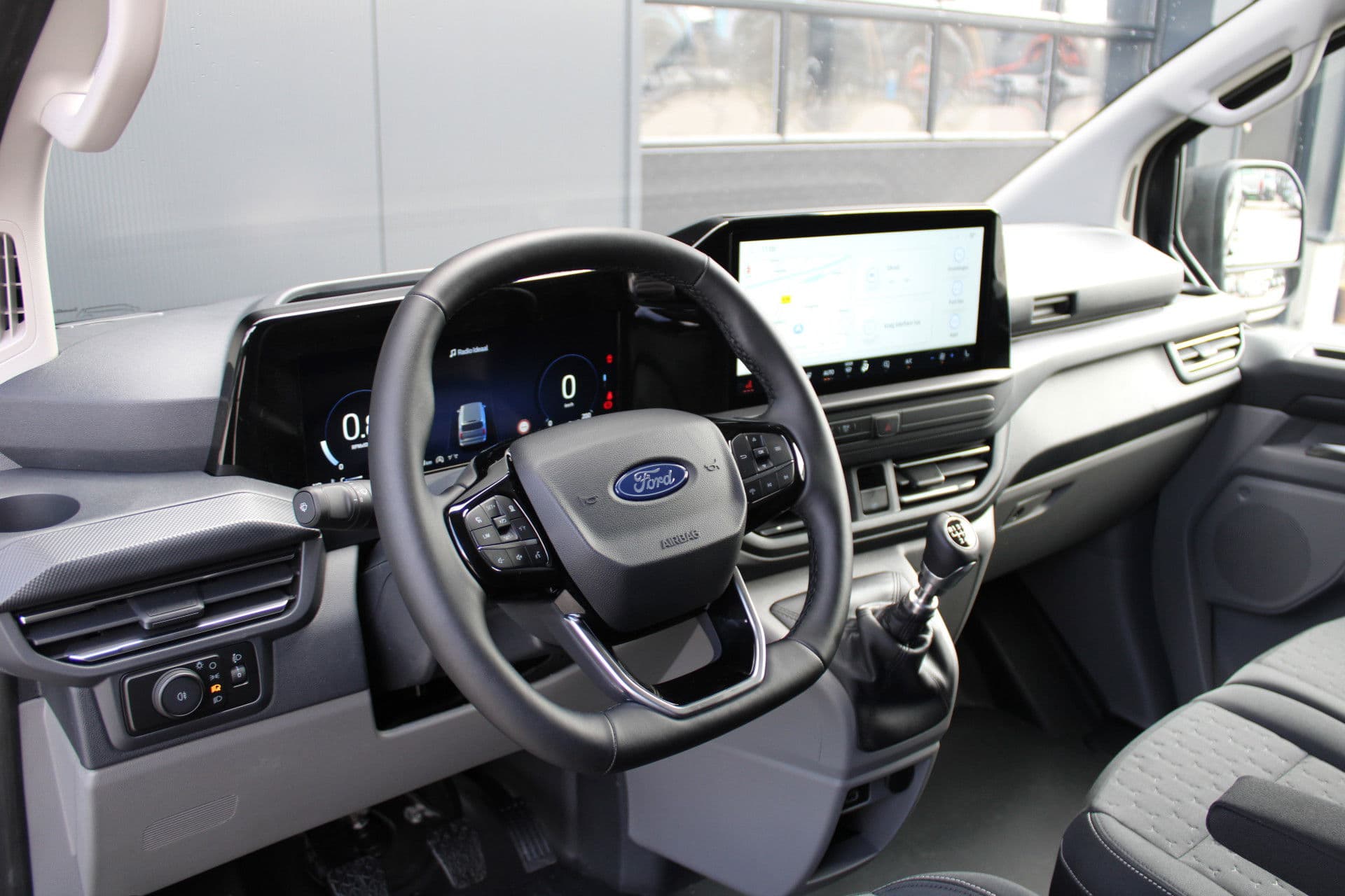 Ford Transit Custom 320 2.0 TDCI L2H1 Limited 150pk - Adaptive Cruise - Verwarmd stuur - Blind spot - Navigatie - Camera - Draadloos laden - Rijklaar thumbnail 2