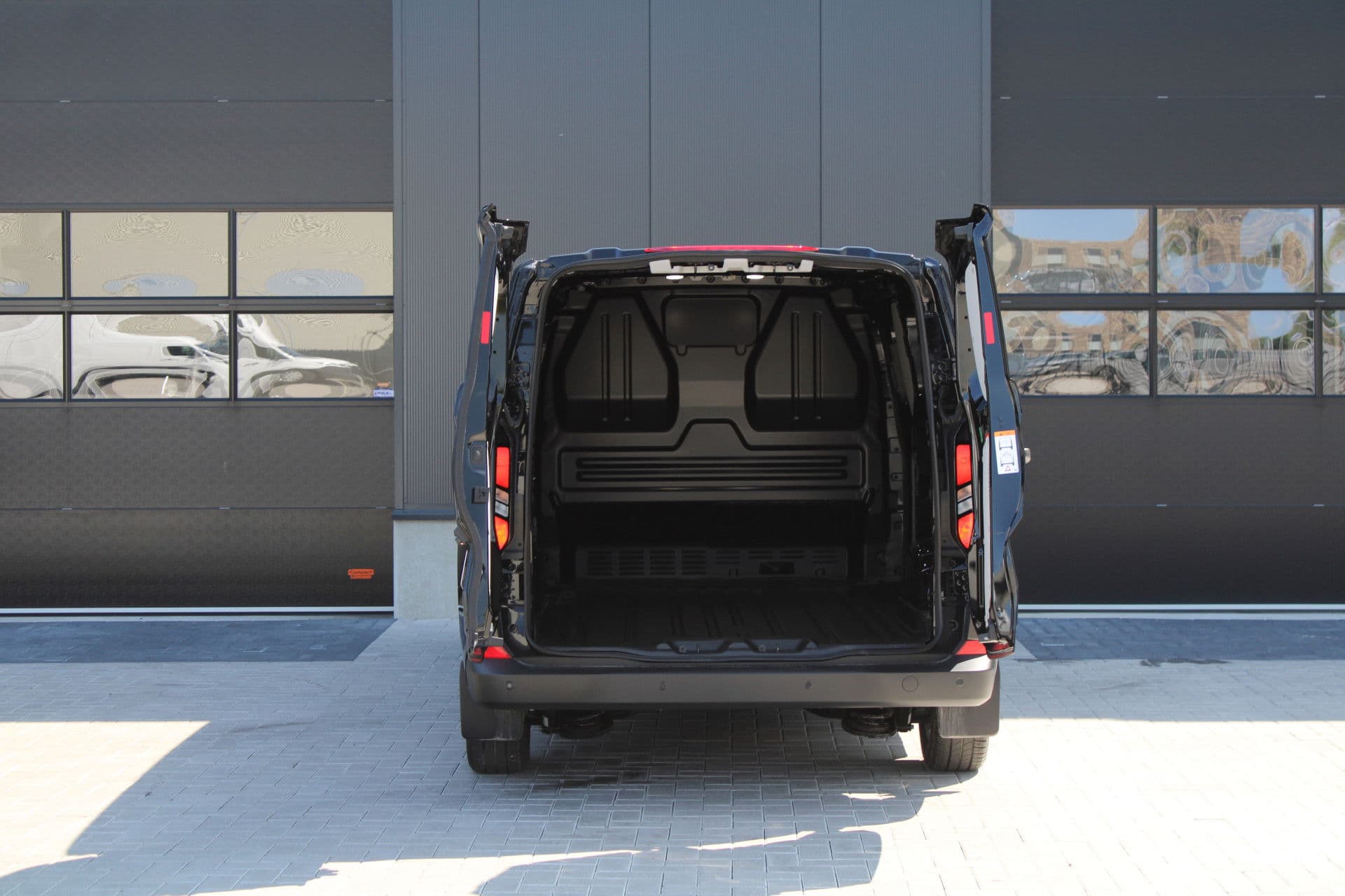 Ford Transit Custom 320 2.5 PHEV L2H1 Trend 232pk - 5 jaar GARANTIE - 2x Schuifdeur - Adaptive Cruise - Blind Spot - Navigatie - Camera - Verwarmd Stuur - Rijklaar thumbnail 8