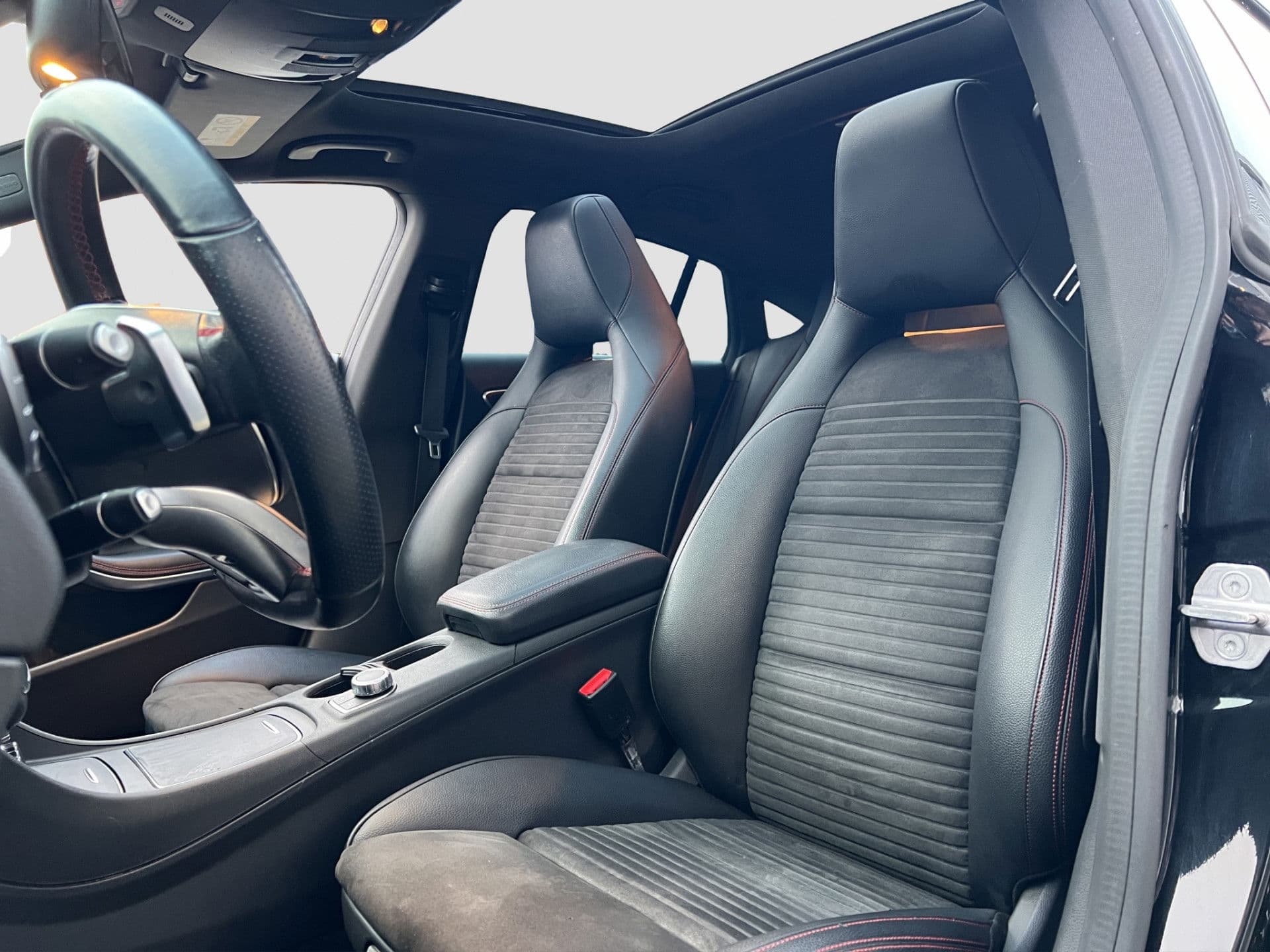 Mercedes-Benz CLA-Klasse Shooting Brake 180 AMG Night Pack | NL AUTO | Pano | Stoelverw. | Half Leder thumbnail 2