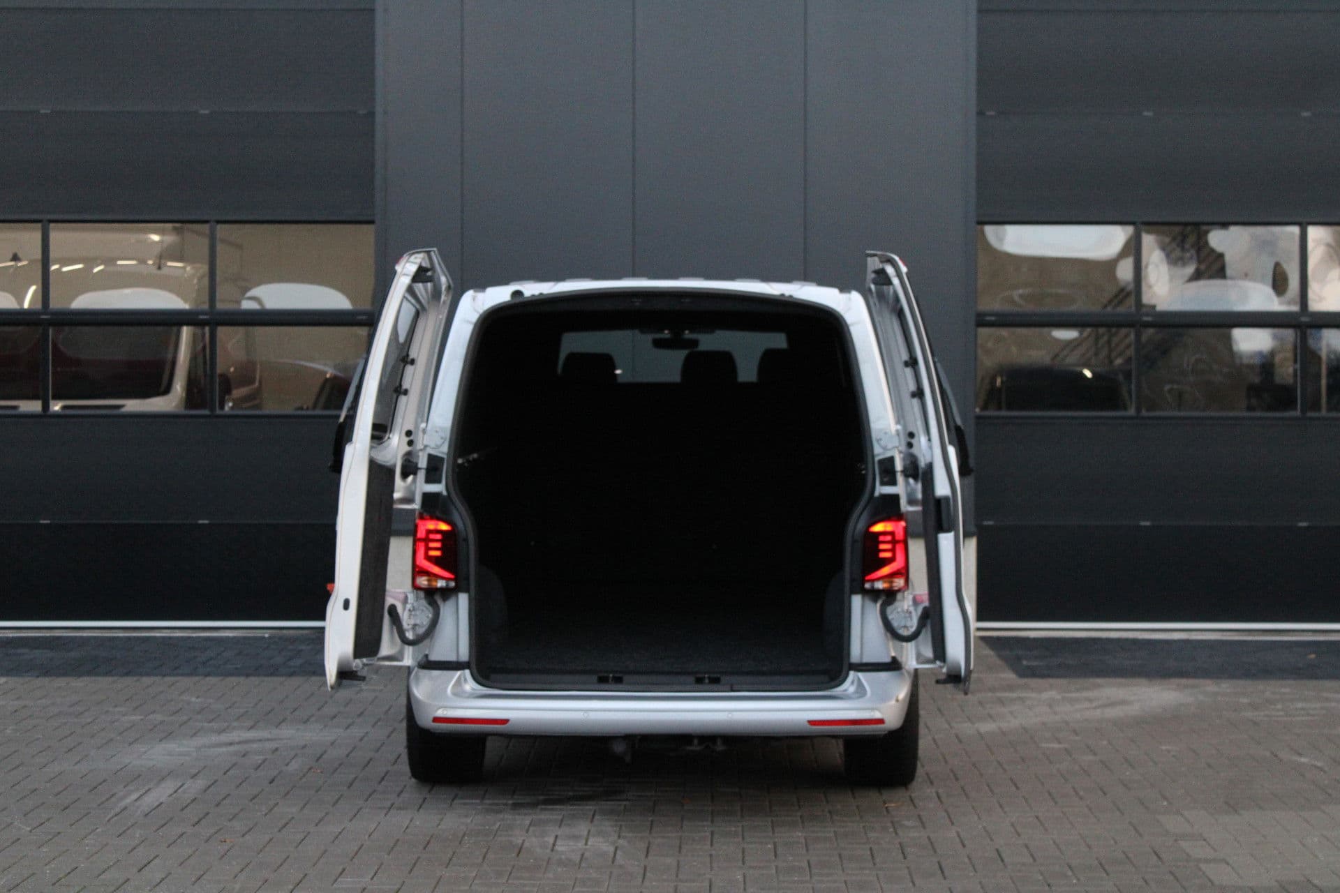 Volkswagen Transporter 2.0 TDI L2H1 28 Bulli 150pk - 20 Inch - Camera - Trekhaak - Leder - ACC - LED - Rijklaar thumbnail 8