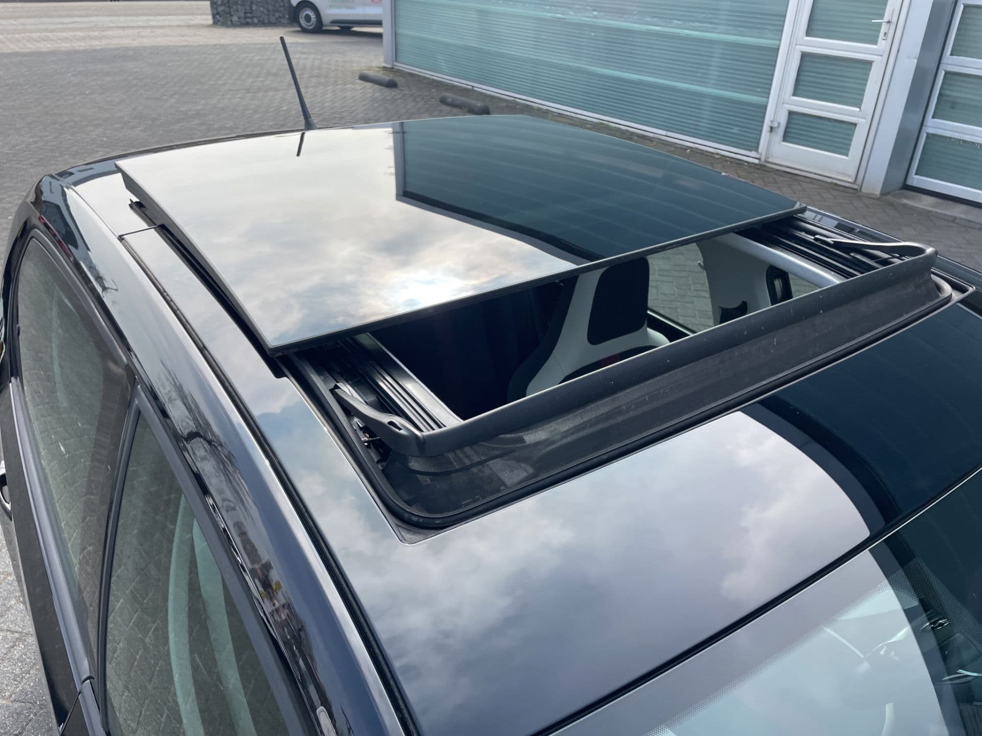 Volkswagen Up! 1.0 BMT high up! | Pano | Cruise | Camera | Leder thumbnail 19