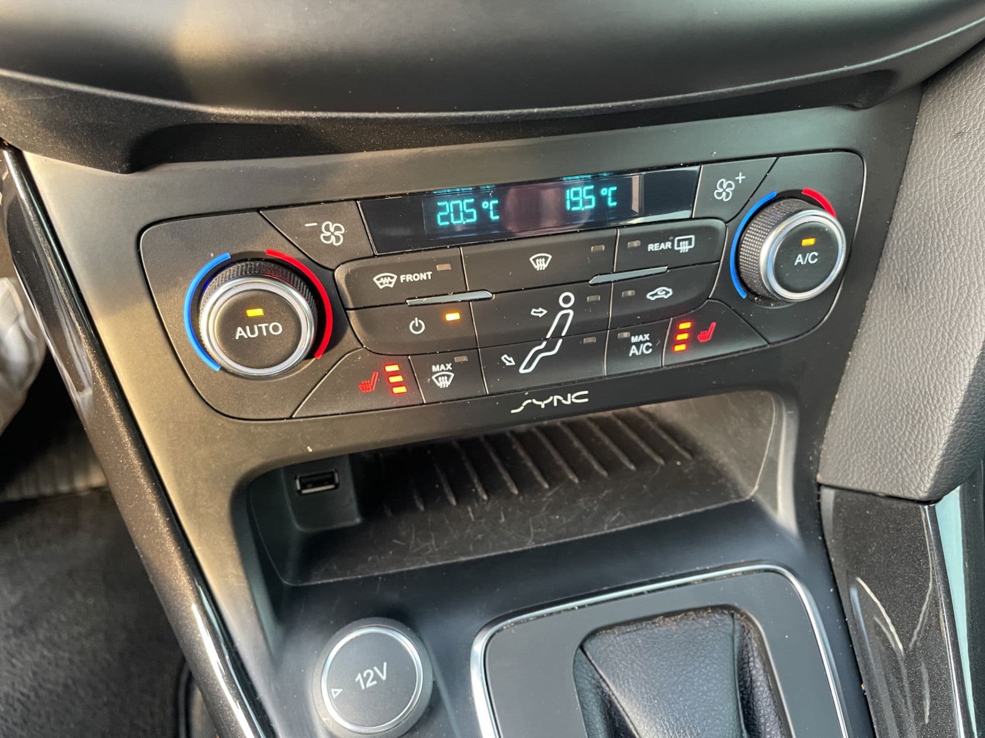 Ford FOCUS Wagon 1.5 TDCI Titanium Edition Leder | Navi | D.hoek | Trekhaak thumbnail 17