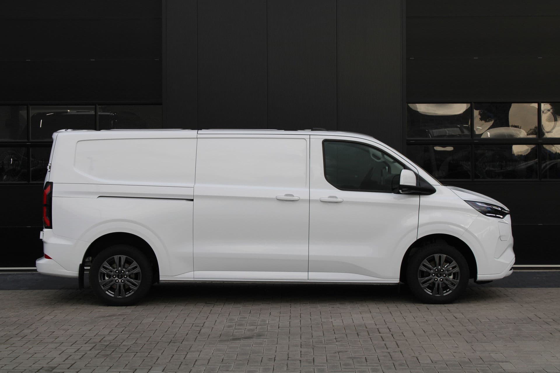 Ford E-Transit Custom 340 L2H1 Limited 65 kWh 218pk - 2x Schuif - LED - 360 Camera - B&O - ACC - Navi - Stoel/Stuurverwarming - Rijklaar thumbnail 5