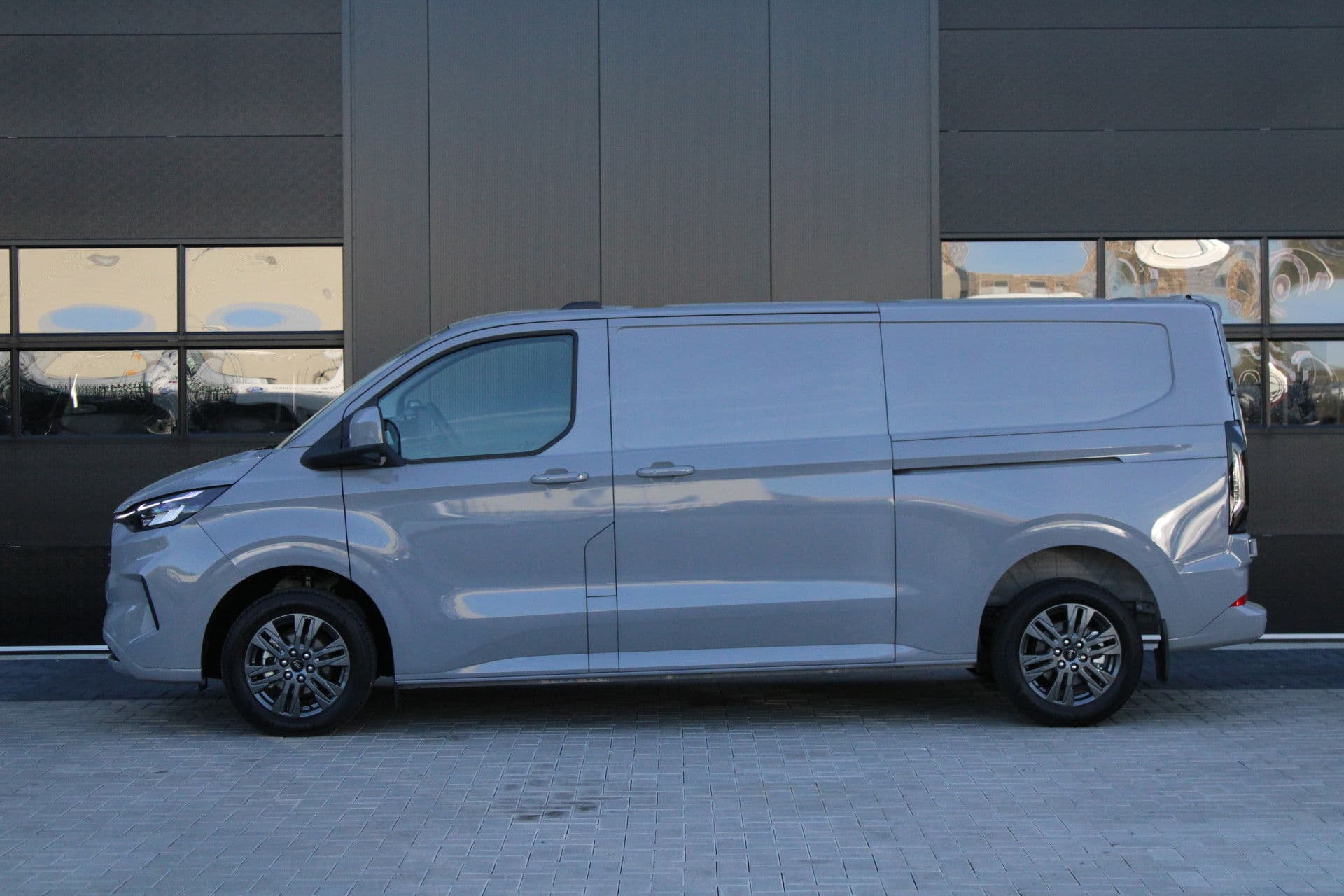 Ford Transit Custom 320 2.0 TDCI L2H1 Limited 170pk - 1+1 Stoelopstelling - 2x Schuifdeur - Adaptive Cruise - Verwarmd stuur - Blind spot - Navigatie - Camera - Draadloos laden - Rijklaar thumbnail 6