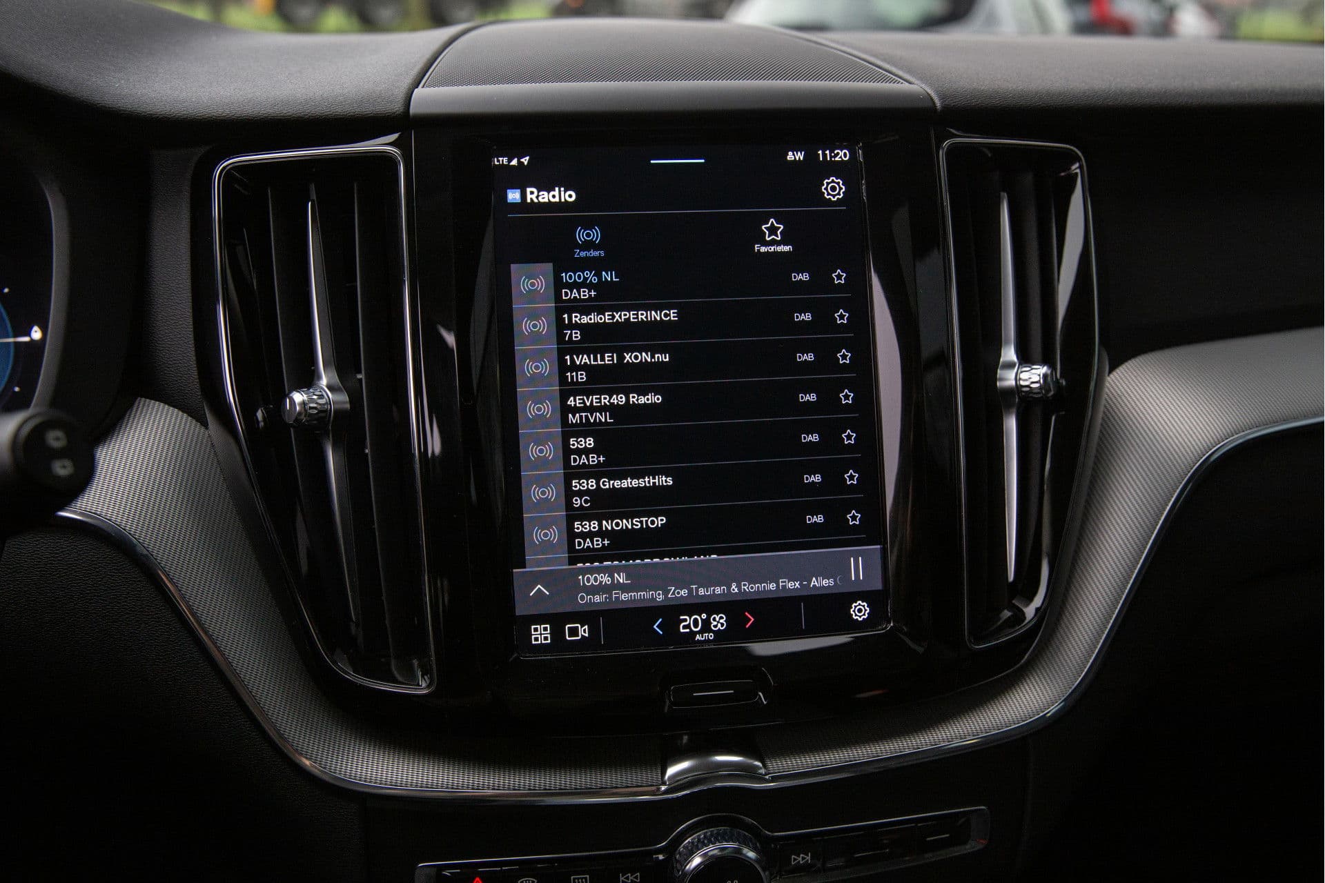 Volvo XC60 2.0 T6 Plug-in hybrid AWD Plus Dark , Panoramadak, Memory, Leer thumbnail 16