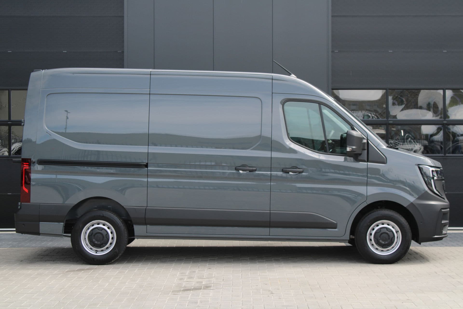 Renault Master T35 2.0 dCi 170pk L2H2 Extra - Navigatie - Camera - 270 gr deuren - Parkeersensoren - Draadloos laden - Rijklaar thumbnail 4