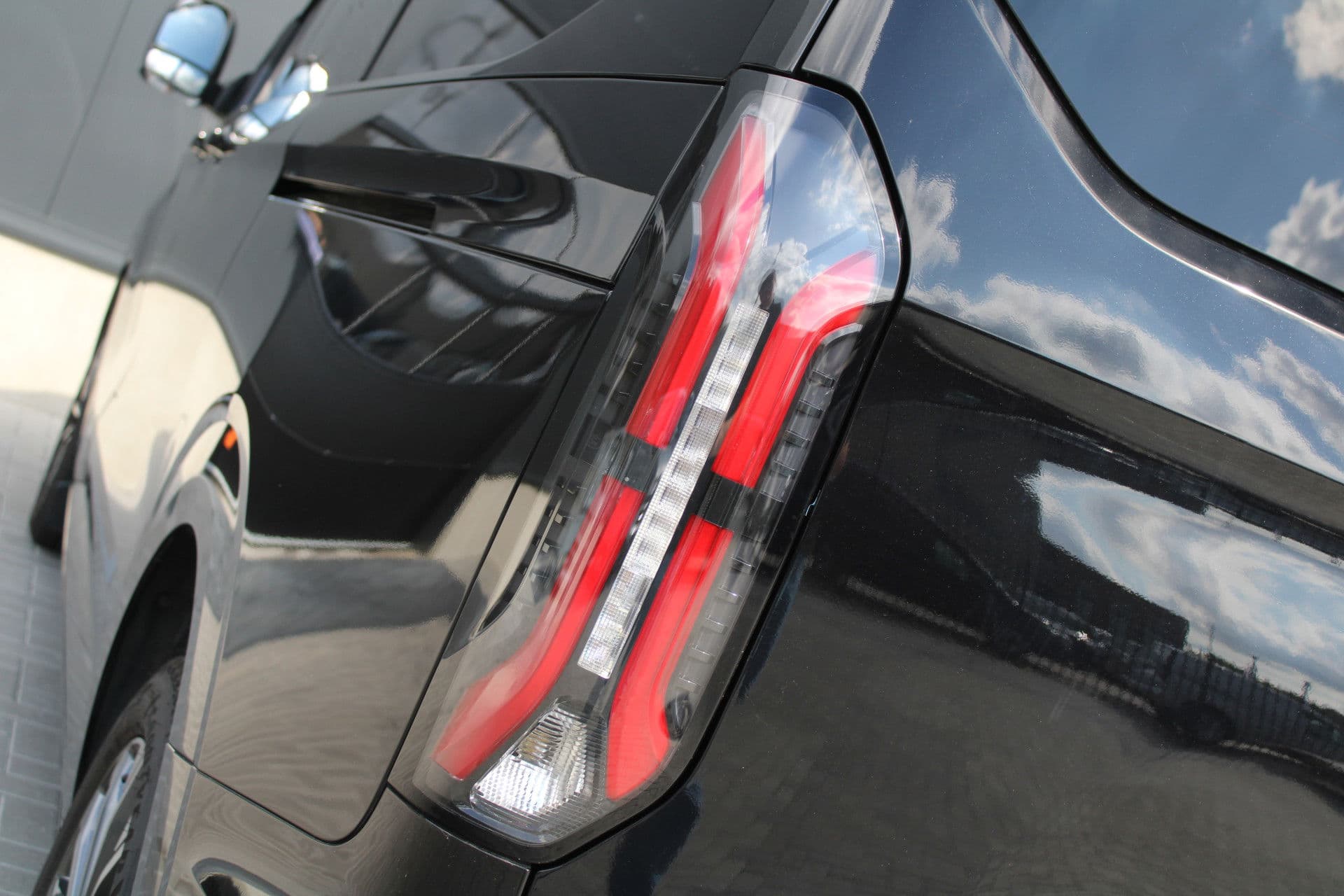 Ford Tourneo Custom 320 2.0 TDCI L2H1 Titanium X DC 170pk - Adaptive Cruise - LED - Blind Spot - Leder - Navigatie - 360 Camera - Trekhaak - Rijklaar thumbnail 10