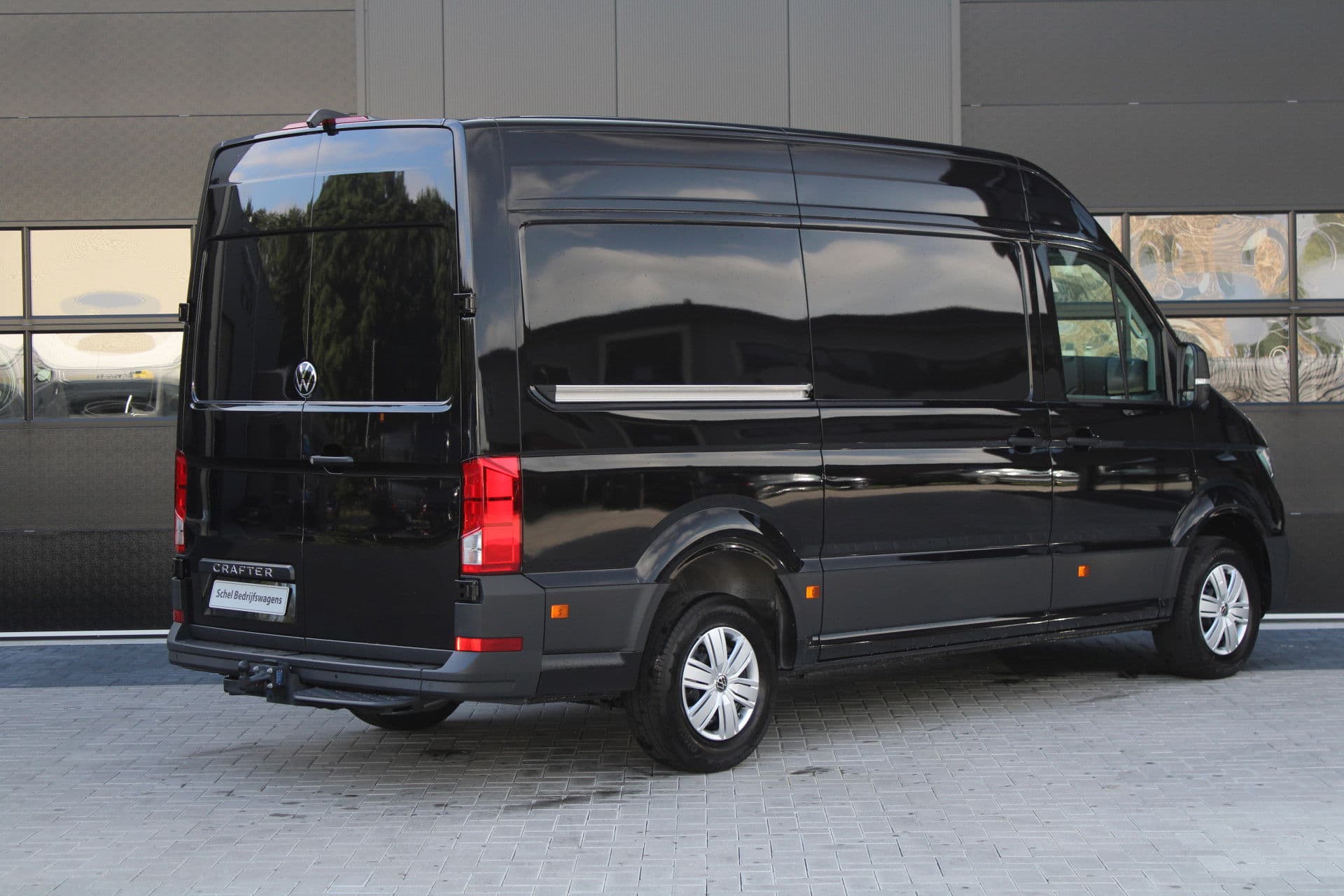 Volkswagen Crafter 35 2.0 TDI L3H3 177pk - Facelift - Navigatie - LED - Geveerde stoel - Virtual cockpit - Camera - Trekhaak - Stoelverwarming - Rijklaar thumbnail 3