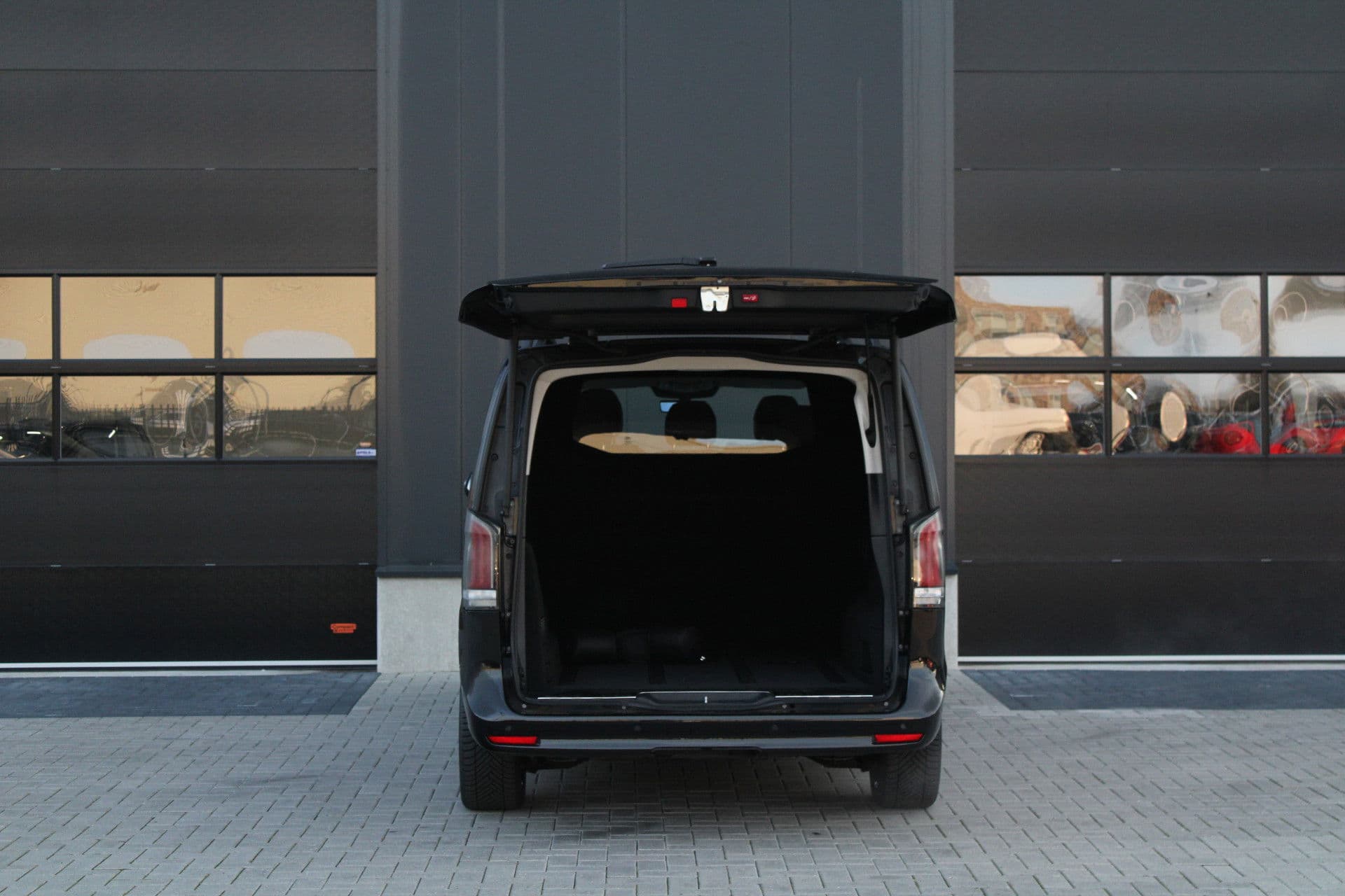 Mercedes-Benz V-Klasse 300d - Avantgarde - DC - 4-matic - 360 Cam - Multibeam - Elektrische schuifdeuren - Digitale spiegel - Volle auto - Rijklaar thumbnail 8