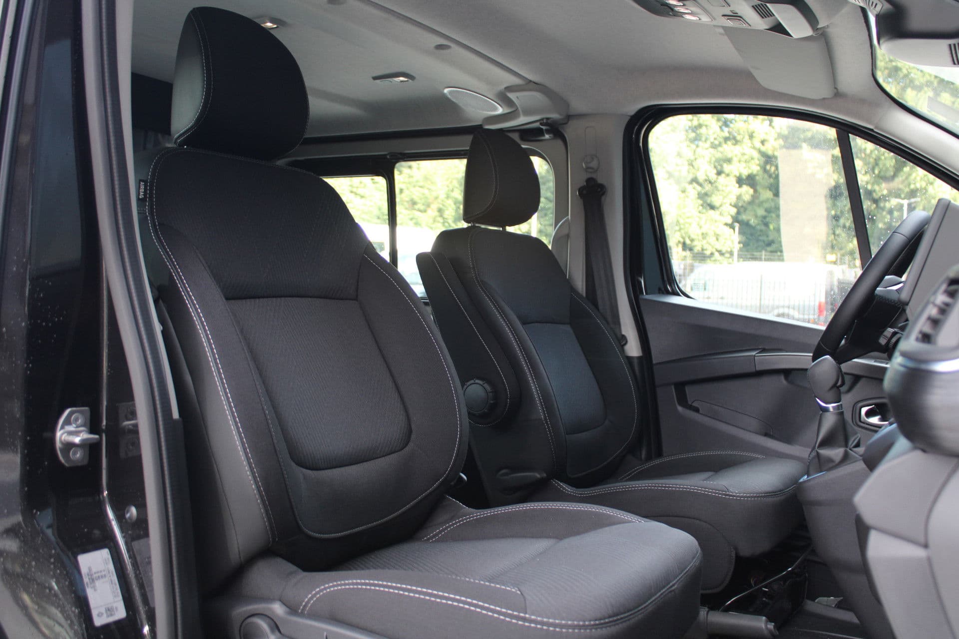 Renault Trafic 2.0 Blue dCi 170pk T29 L2H1 Extra DC - 2x Schuifdeur - Carplay - LED - Blind Spot - Navigatie - Camera - Trekhaak - Stoelverwarming - Rijklaar thumbnail 43