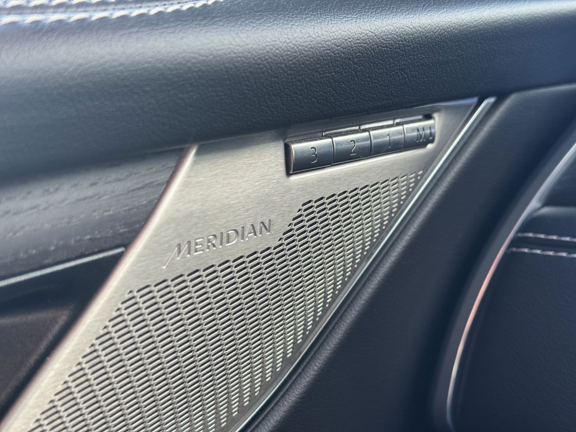 Jaguar F-Pace P400e R-Dynamic SE | Pano | Memory | Meridian | Camera | Adaptive thumbnail 6