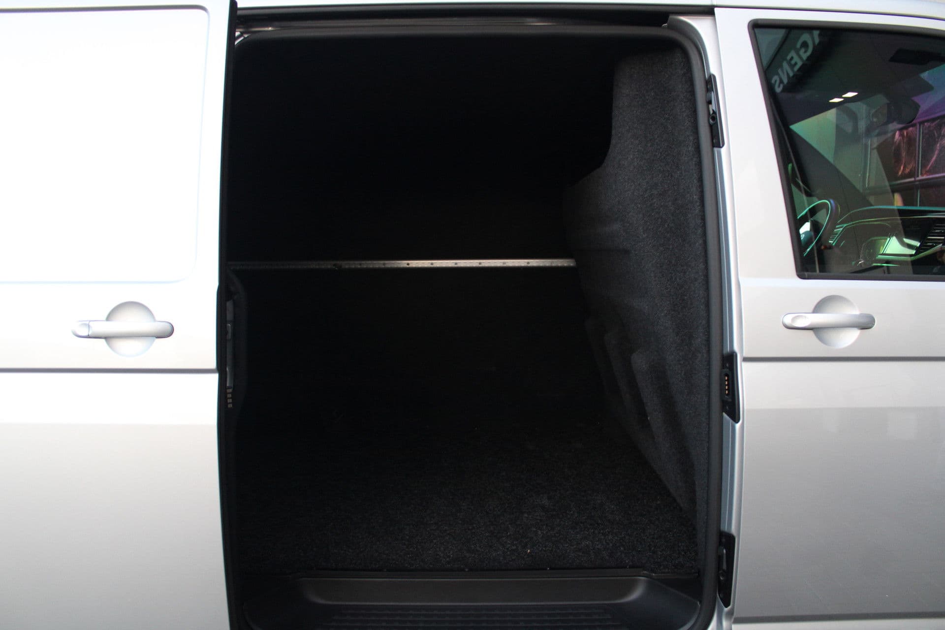 Volkswagen Transporter 2.0 TDI L2H1 28 Bulli 150pk - 20 Inch - Camera - Trekhaak - Leder - ACC - LED - Rijklaar thumbnail 13