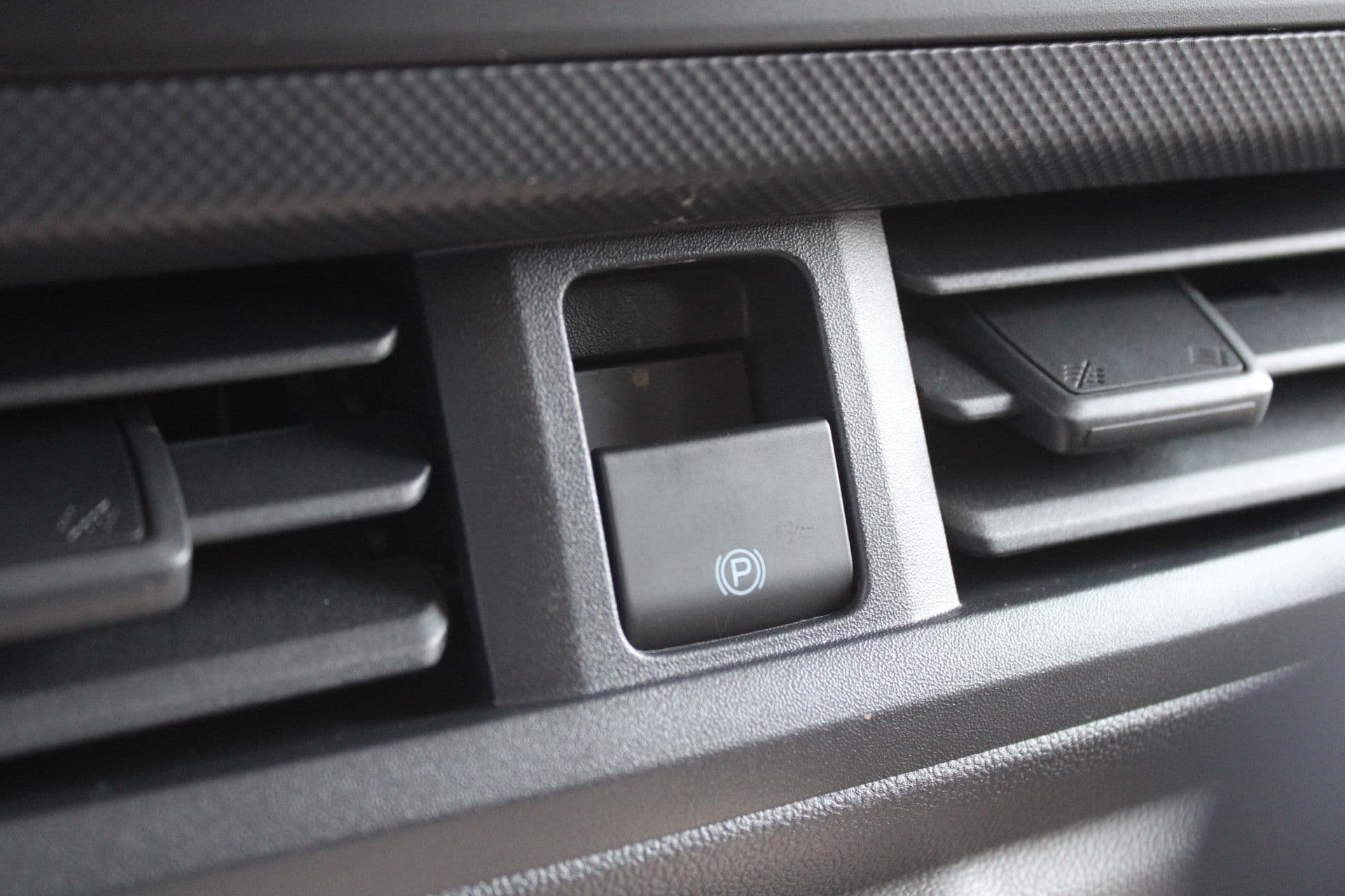 Ford Transit Custom 320 2.0 TDCI L2H1 Trend DC 136pk - Carplay - Android - Camera - Trekhaak - LED koplampen - Stoelverwarming - Draadloos laden - Rijklaar thumbnail 32