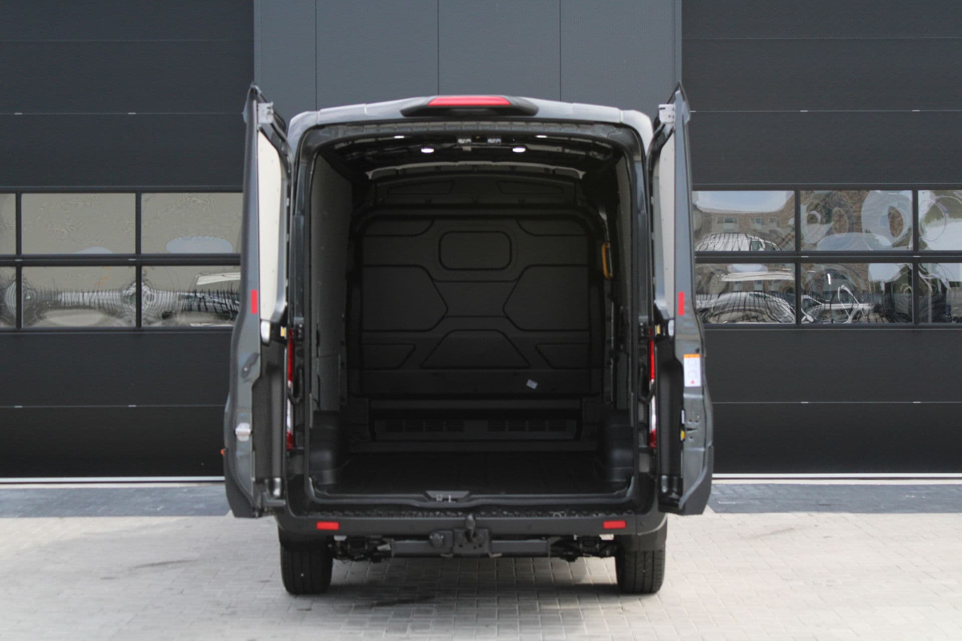 Ford Transit 350 2.0 TDCI L2H2 Trend 165pk - Facelift - Adaptive Cruise - Navigatie - Blind Spot - 360 Camera - Stoel - Stuurverwarming - Rijklaar thumbnail 8