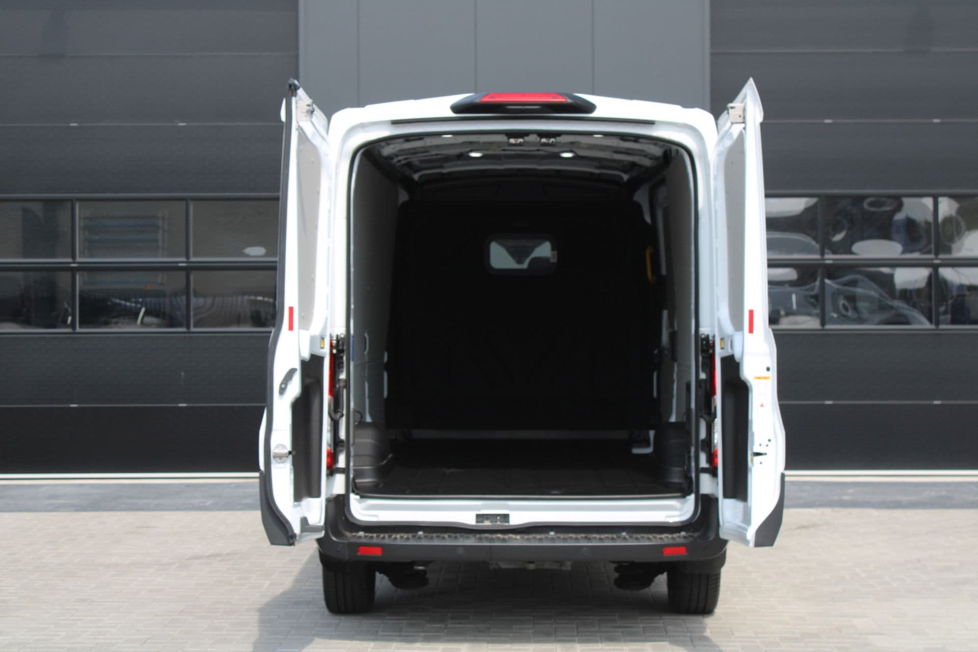 Ford E-Transit 350 L3H2 Trend 68 kWh Vol Elektrisch - 360 Camera - Pro Power Onboard - Dodehoek Assistent - Rijklaar thumbnail 4