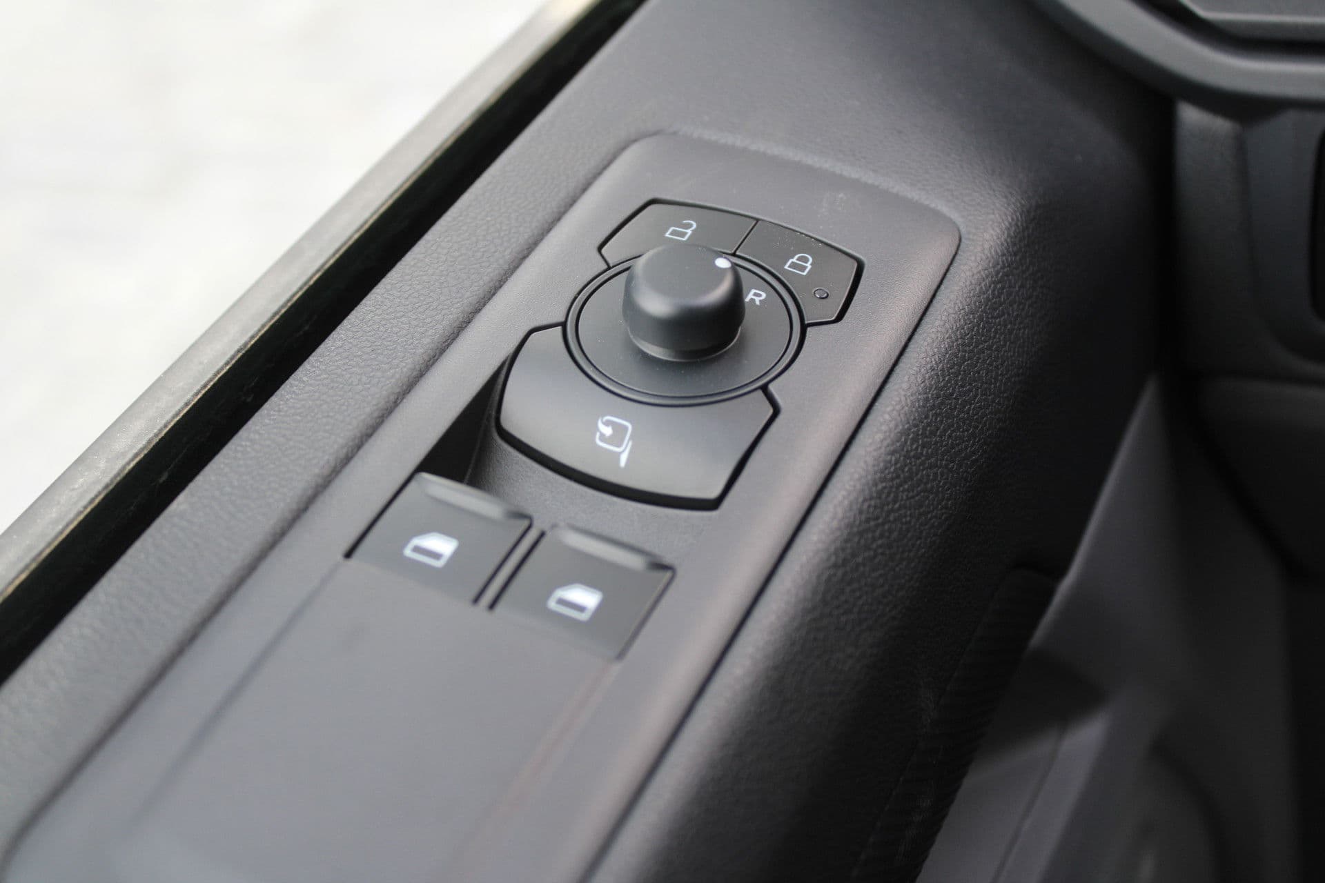 Ford Transit Custom 320 2.5 PHEV L2H1 Trend 232pk - 5 jaar GARANTIE - 2x Schuifdeur - Adaptive Cruise - Blind Spot - Navigatie - Camera - Verwarmd Stuur - Rijklaar thumbnail 15