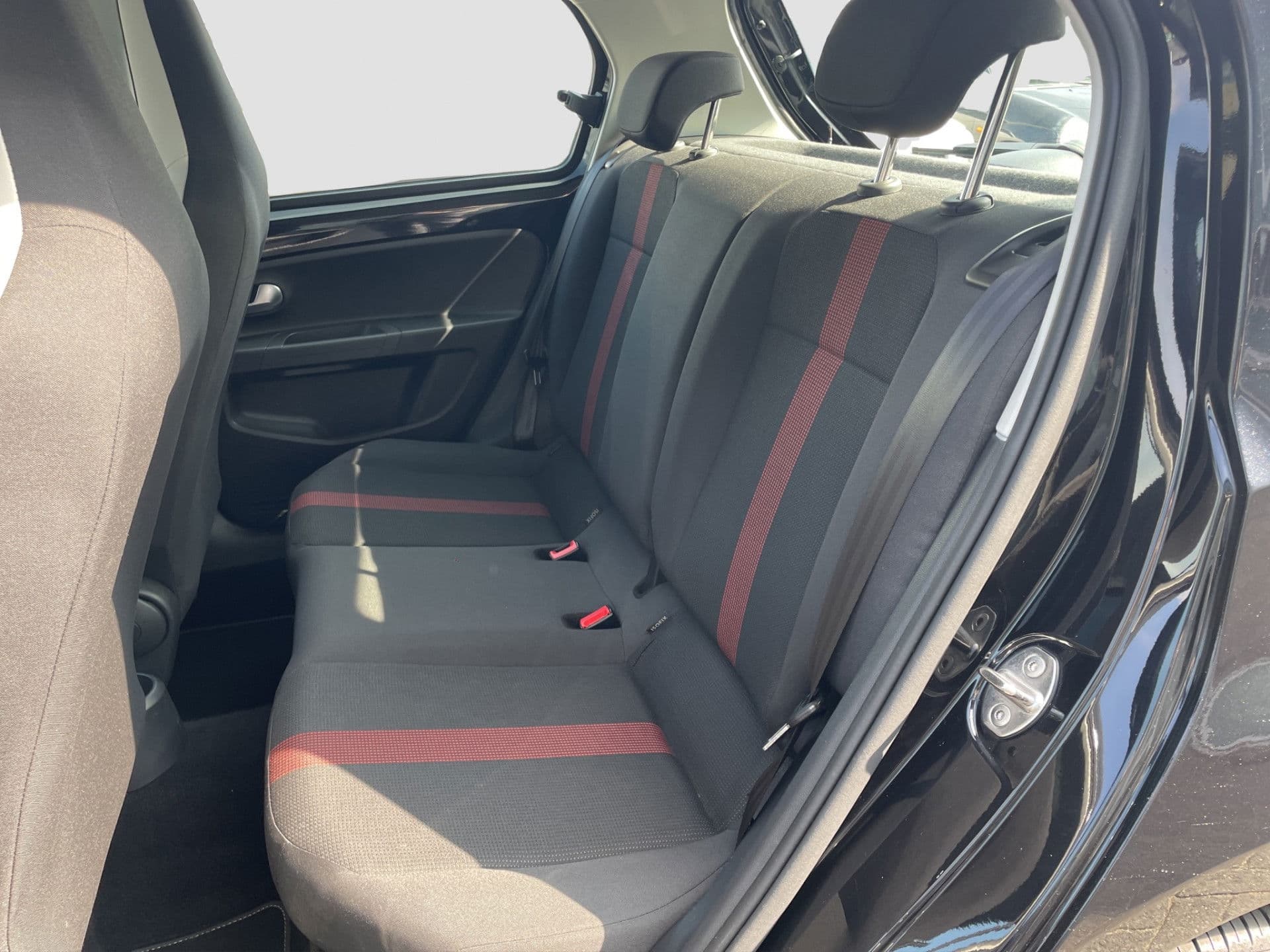 Volkswagen Up! 1.0 BMT high up! | Pano | Cruise | Camera | Leder thumbnail 17