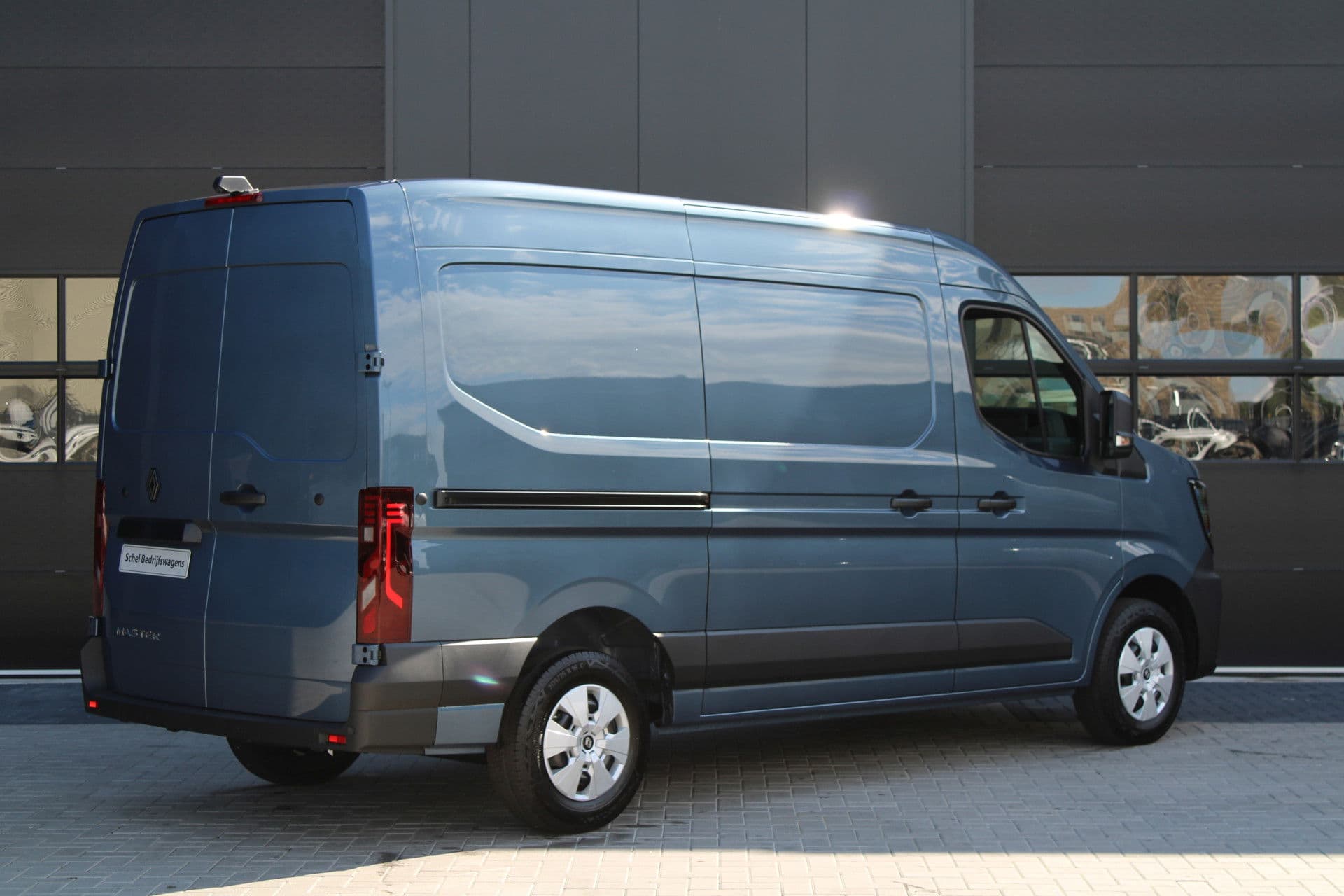 Renault Master T35 2.0 dCi 170pk L2H2 Extra - 2x Schuifdeur - Navigatie - Blind Spot - Camera - Stoelverwarming - Verwarmde voorruit - Rijklaar thumbnail 3