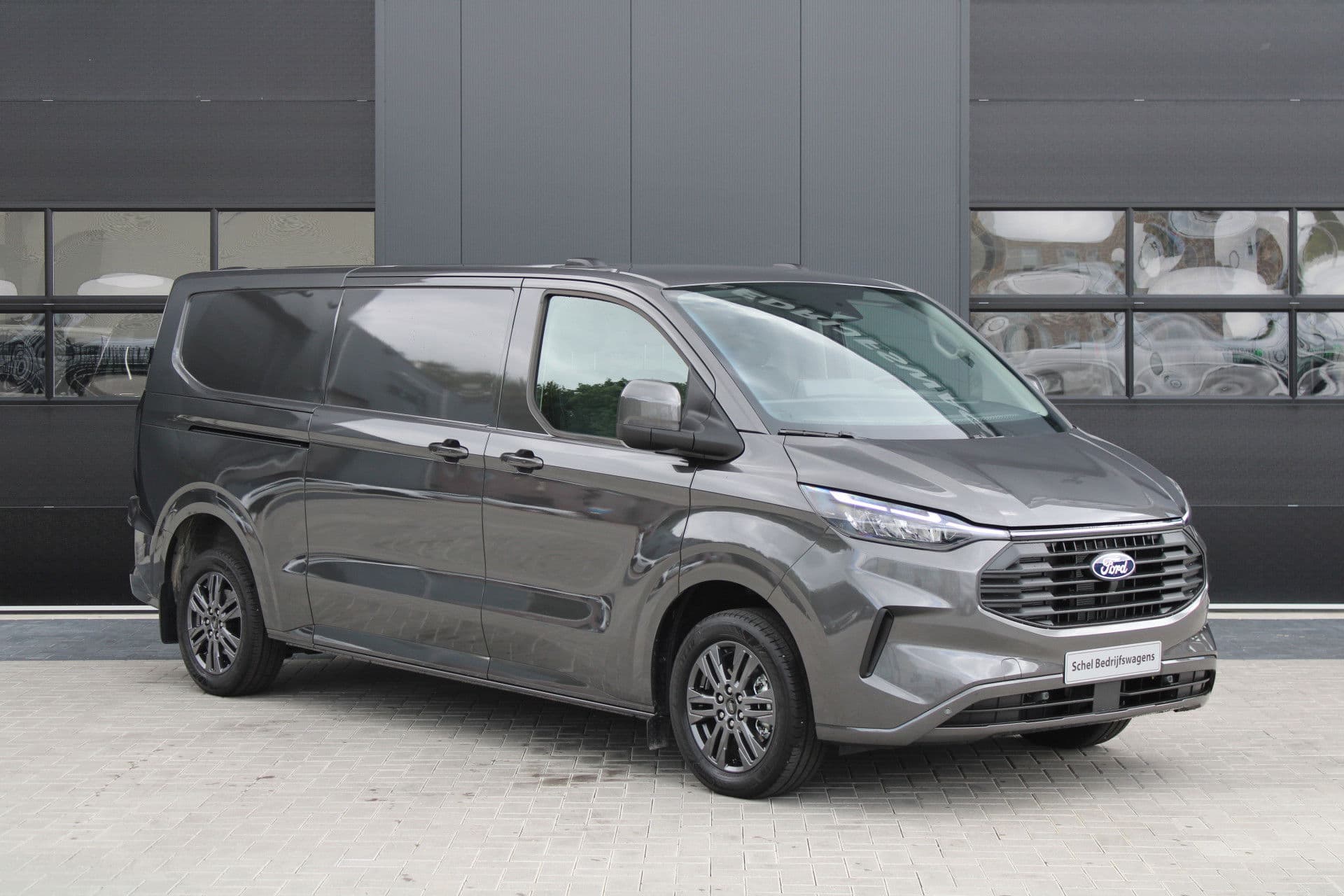 Ford Transit Custom 320 2.0 TDCI L2H1 Limited 150pk - Adaptive Cruise - Verwarmd stuur - Blind spot - Navigatie - Camera - Draadloos laden - Rijklaar thumbnail 4