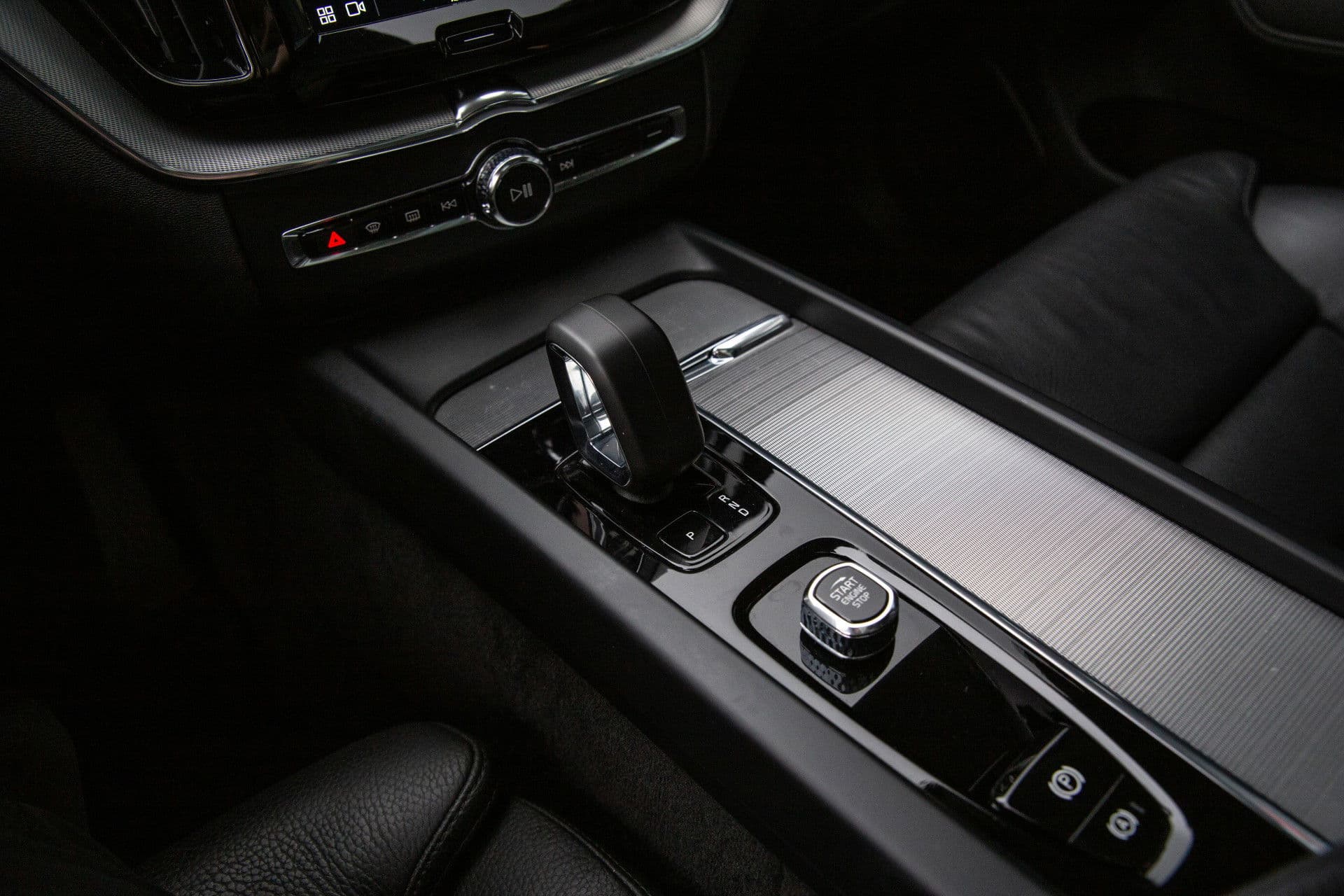 Volvo XC60 2.0 T6 Plug-in hybrid AWD Plus Dark , Panoramadak, Memory, Leer thumbnail 14