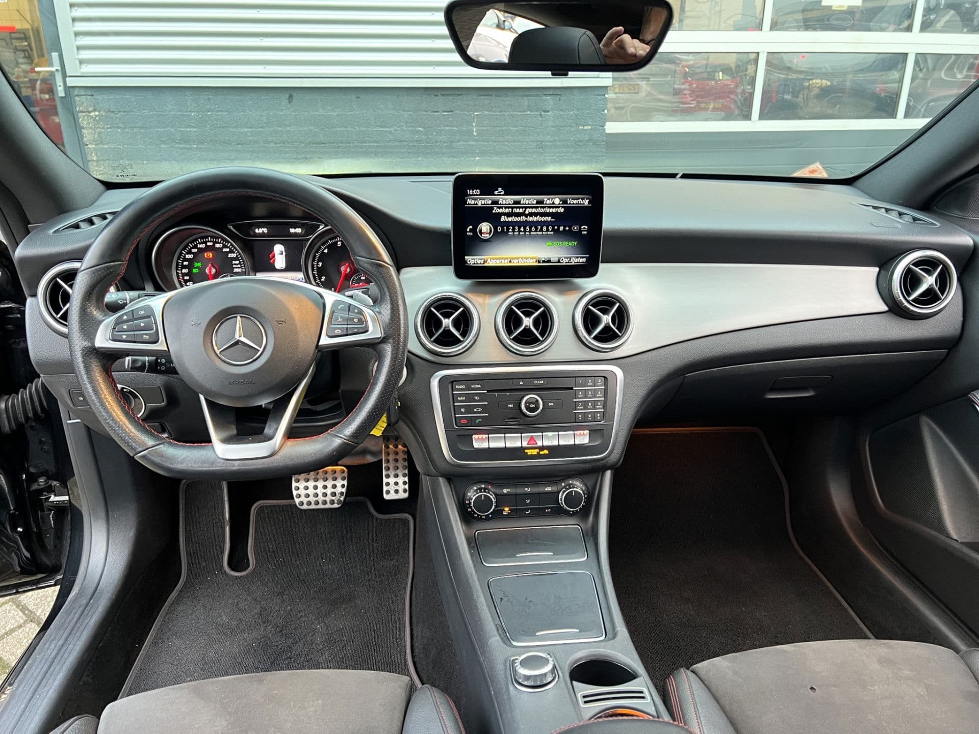 Mercedes-Benz CLA-Klasse Shooting Brake 180 AMG Night Pack | NL AUTO | Pano | Stoelverw. | Half Leder thumbnail 20