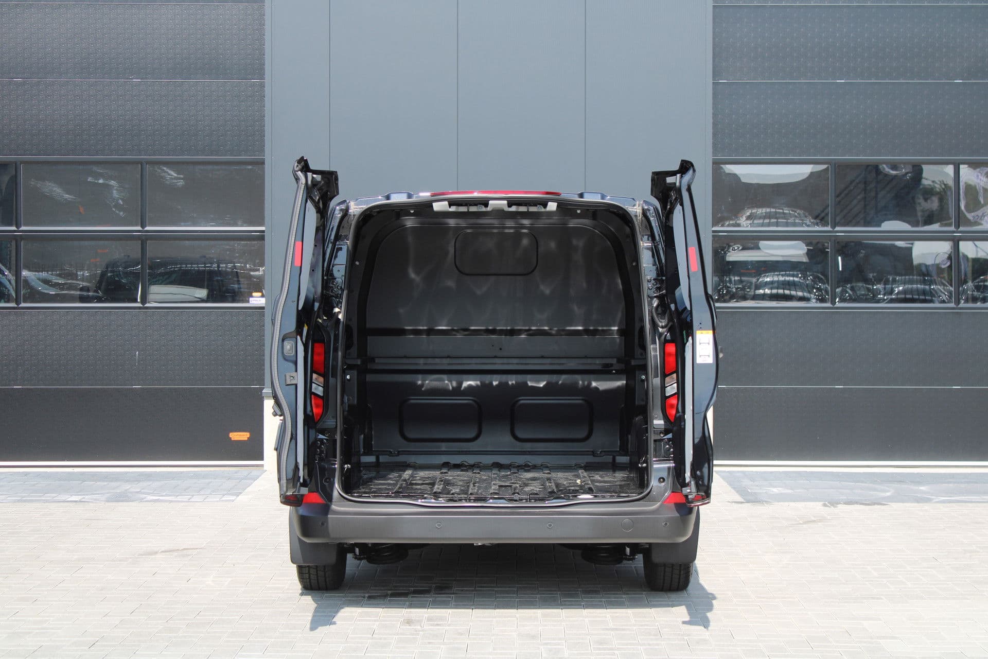 Ford Transit Custom 320 2.0 TDCI L2H1 Trend DC 136pk - Carplay - Android - Camera - Trekhaak - LED koplampen - Stoelverwarming - Draadloos laden - Rijklaar thumbnail 4