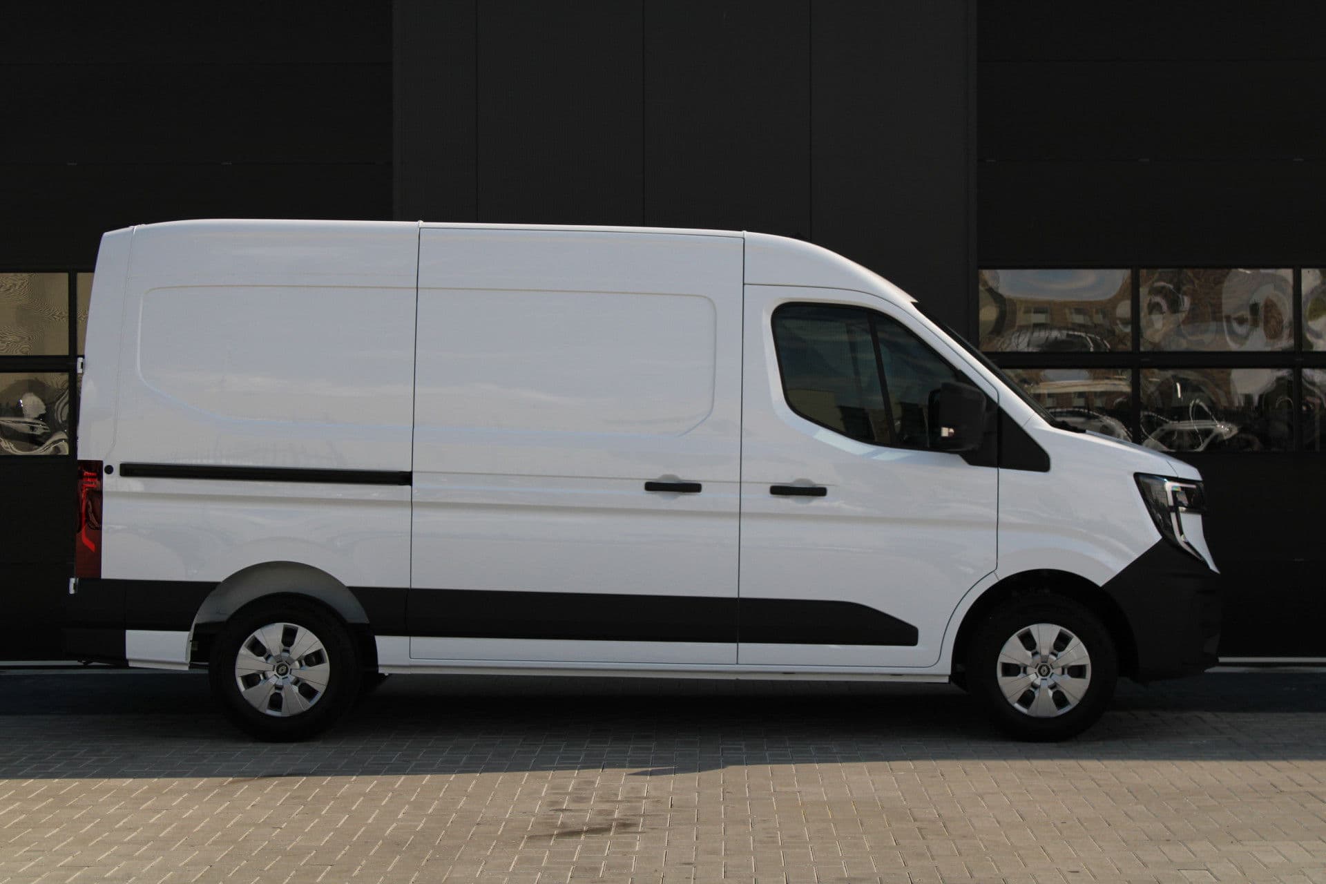 Renault Master T35 2.0 dCi 170pk L2H2 Extra - 2x Schuifdeur - Navigatie - Blind Spot - Camera - Stoelverwarming - Verwarmde voorruit - Rijklaar thumbnail 4