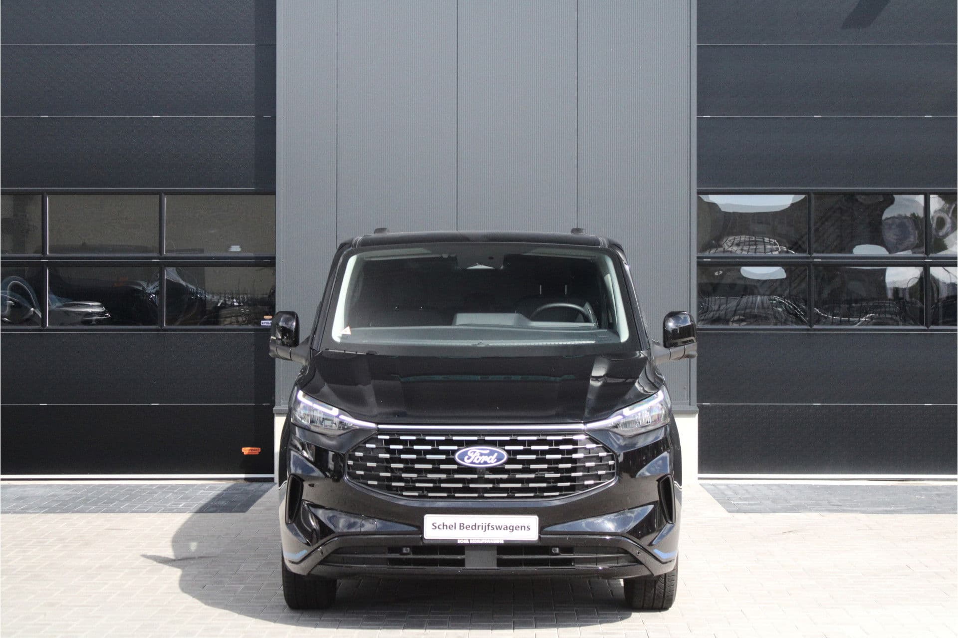 Ford Tourneo Custom 320 2.0 TDCI L2H1 Titanium X DC 170pk - Adaptive Cruise - LED - Blind Spot - Leder - Navigatie - 360 Camera - Trekhaak - Rijklaar thumbnail 2