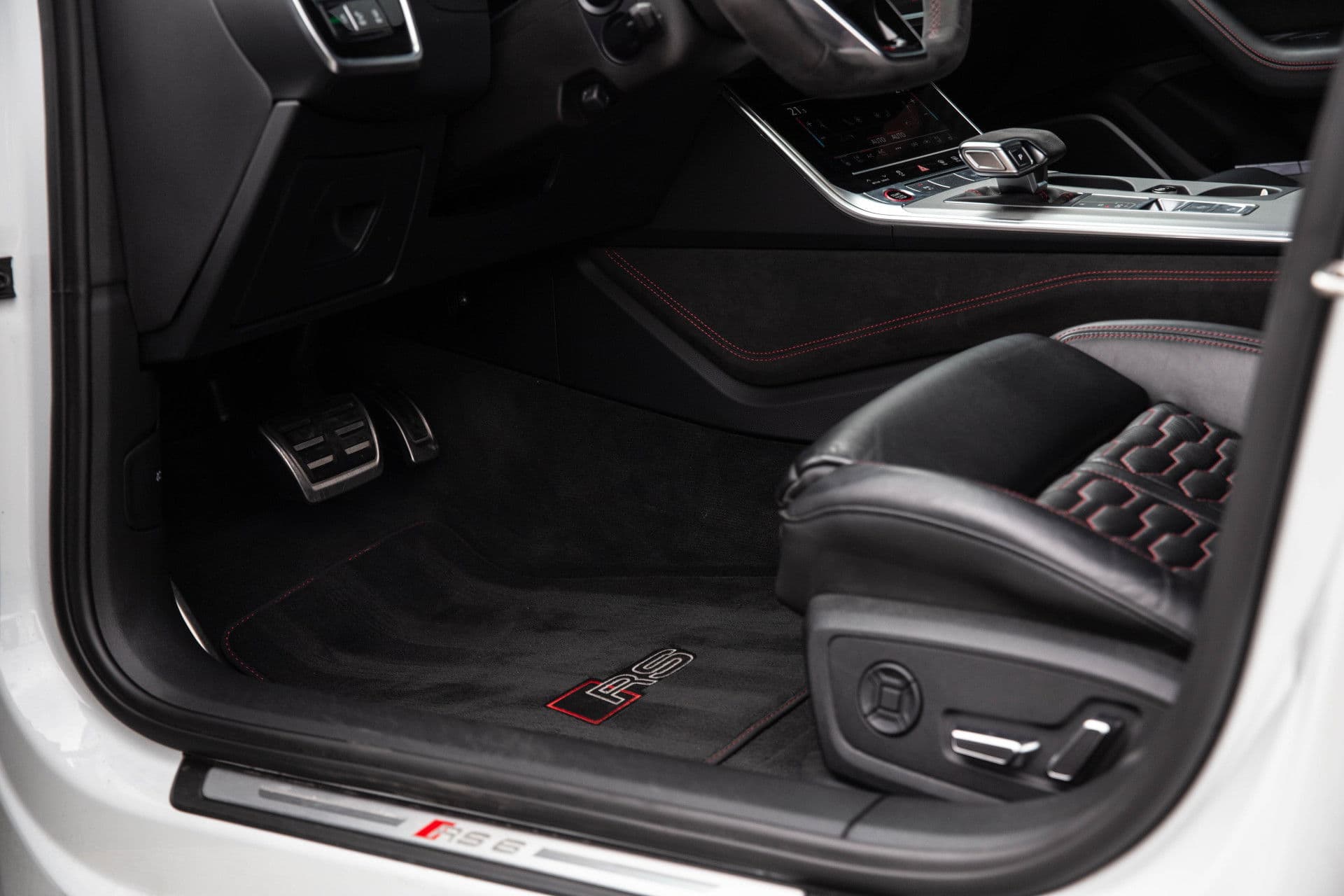 Audi RS6 Avant 4.0 TFSI Quattro , B&O Advanced, Nachtzicht, 4-wielsturing, Head-up display, Trekhaak, Laser thumbnail 33