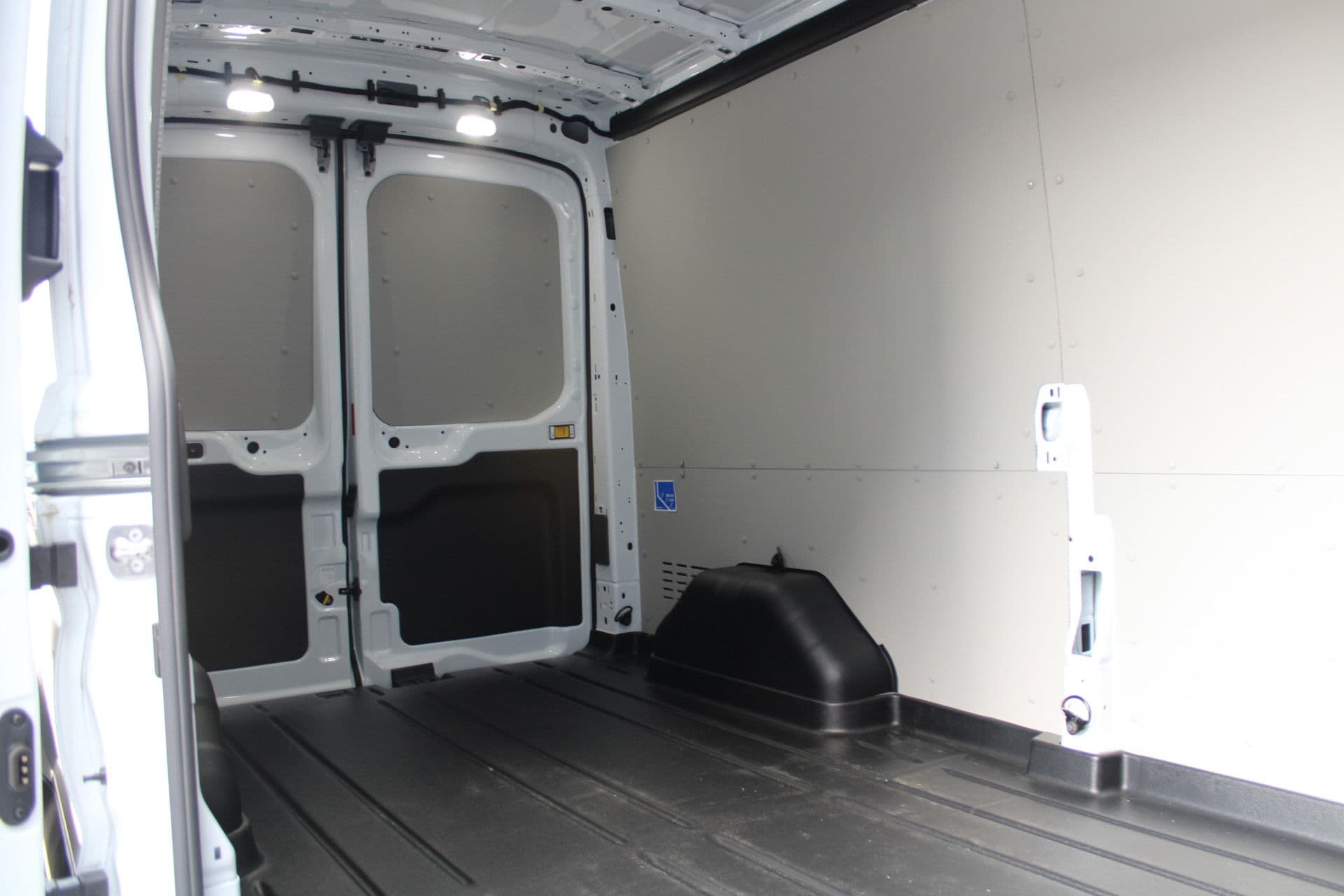 Ford Transit 350 2.0 TDCI L3H2 Trend MHEV 170pk Trend - Navigatie - Blind Spot - Adaptive cruise - Camera - 270gr deuren - Trekhaak - Rijklaar thumbnail 6