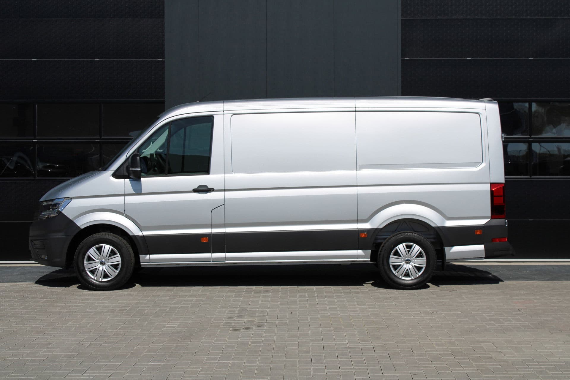 Volkswagen Crafter 35 2.0 TDI L3H2 177pk - Facelift - Navigatie - LED - Geveerde stoel - Virtual cockpit - Camera - Verwarmd stuur - Stoelverwarming - Rijklaar thumbnail 9
