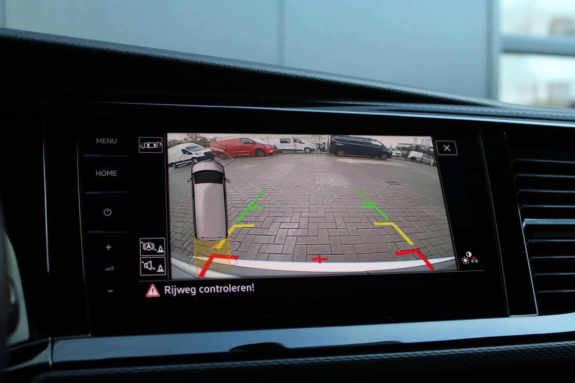 Volkswagen Transporter 2.0 TDI L2H1 28 Bulli 150pk - 20 Inch - Camera - Trekhaak - Leder - ACC - LED - Rijklaar thumbnail 22