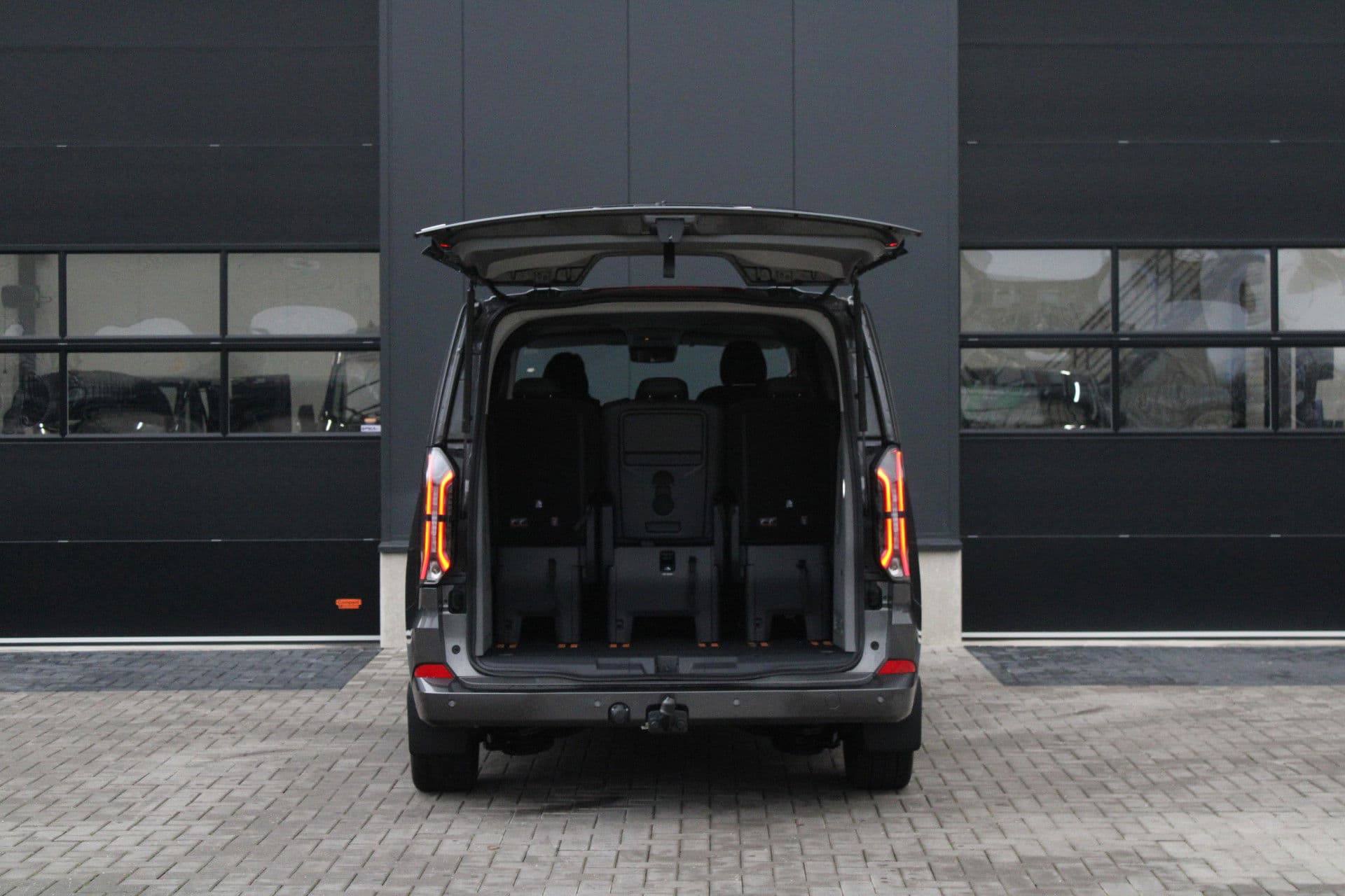 Ford Tourneo Custom 340 2.5 PHEV L2H1 Titanium X 232pk - 2x Schuif - ACC - 360 camera - Leder - Prijs excl. BTW - Rijklaar thumbnail 8