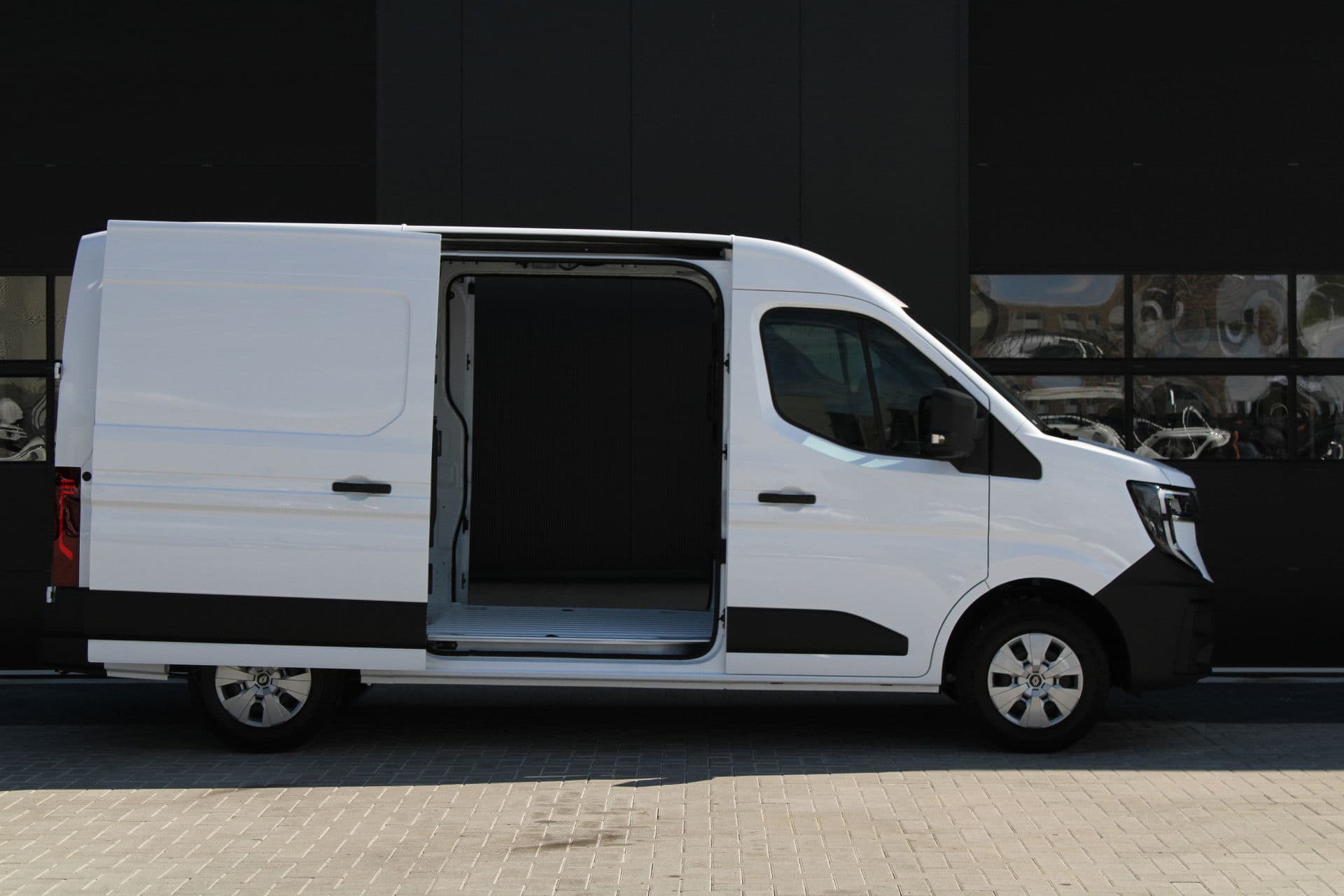 Renault Master T35 2.0 dCi 170pk L2H2 Extra - 2x Schuifdeur - Navigatie - Blind Spot - Camera - Stoelverwarming - Verwarmde voorruit - Rijklaar thumbnail 5