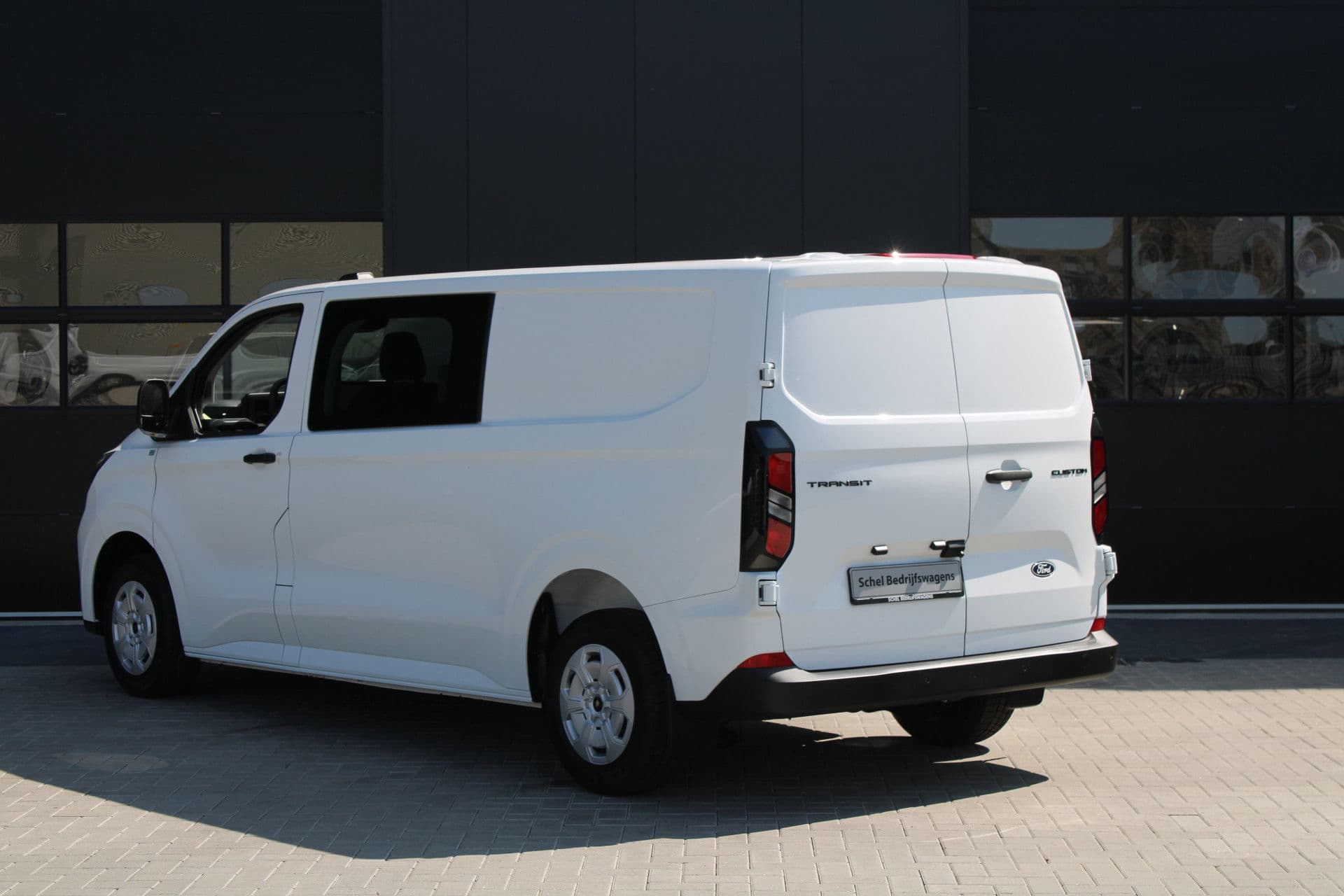 Ford Transit Custom 320 2.0 TDCI L2H1 Trend DC 136pk - Carplay - Android - Camera - Trekhaak - LED koplampen - Stoelverwarming - Draadloos laden - Rijklaar thumbnail 9