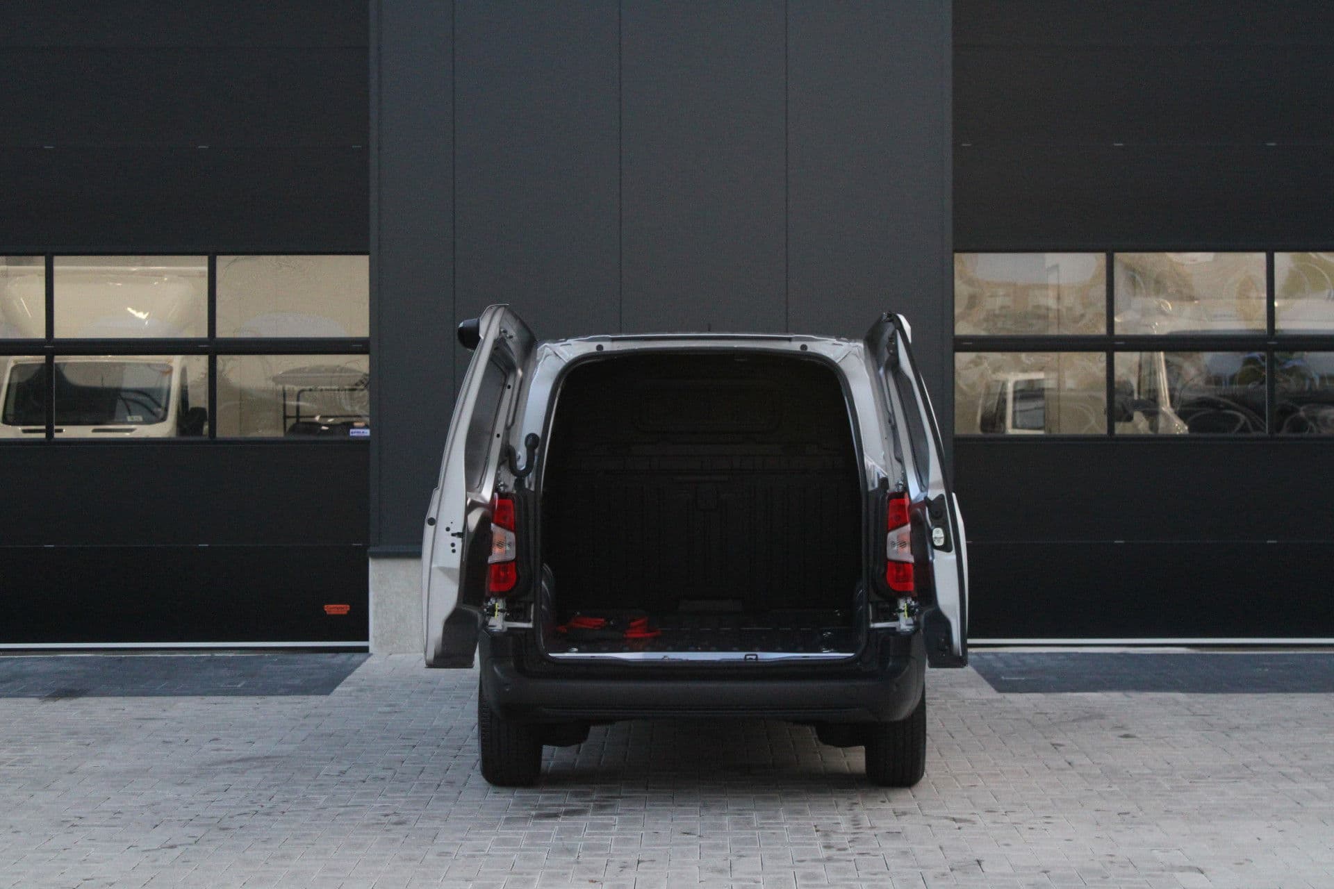 Peugeot E-Partner 136 L1 50 kWh 136pk - Airco - Cruise - PDC - Camera - Stoelverwarming - Rijklaar thumbnail 7