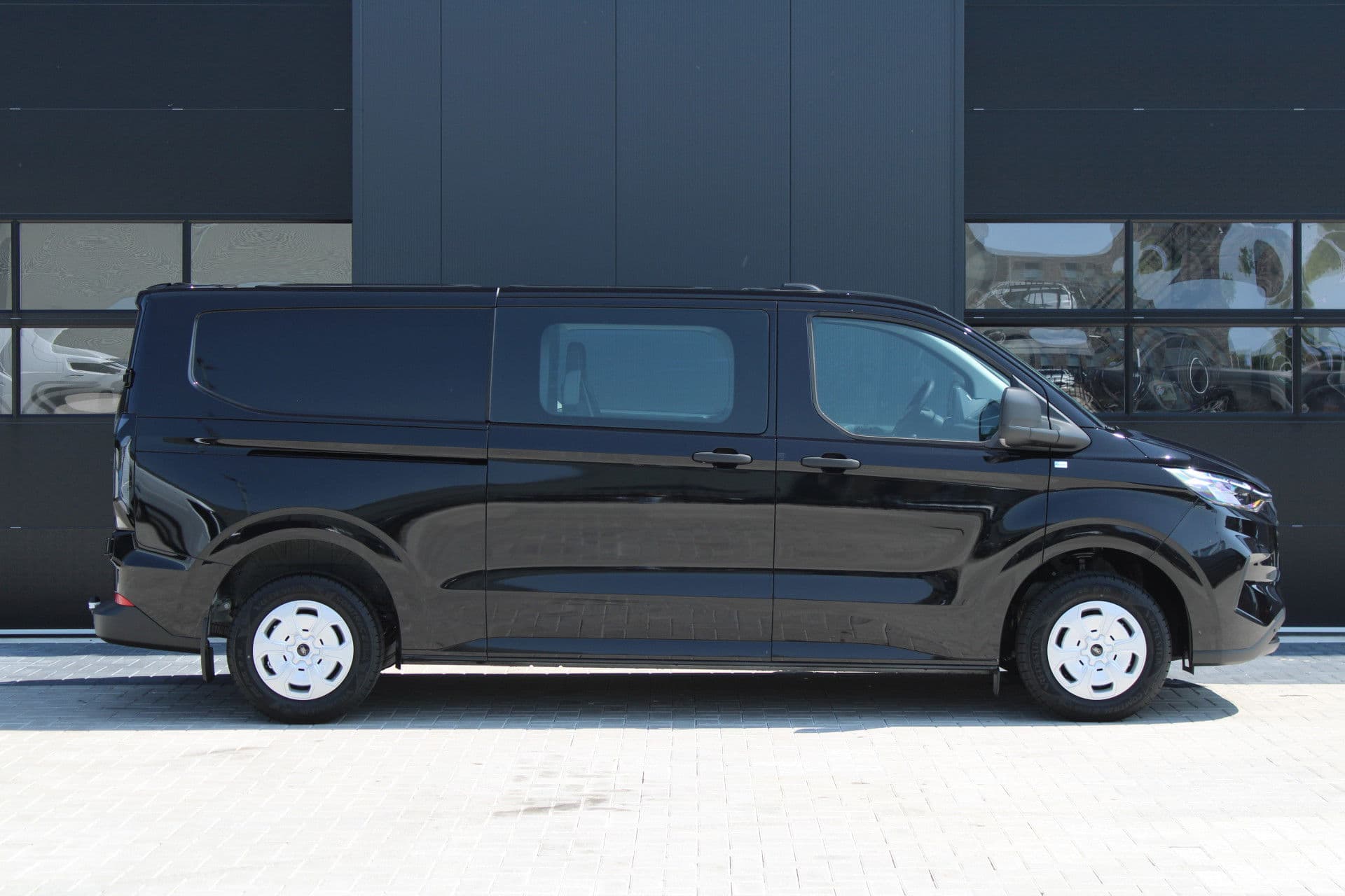 Ford Transit Custom 320 2.0 TDCI L2H1 Trend DC 136pk - Carplay - Android - Camera - Trekhaak - LED koplampen - Stoelverwarming - Draadloos laden - Rijklaar thumbnail 5