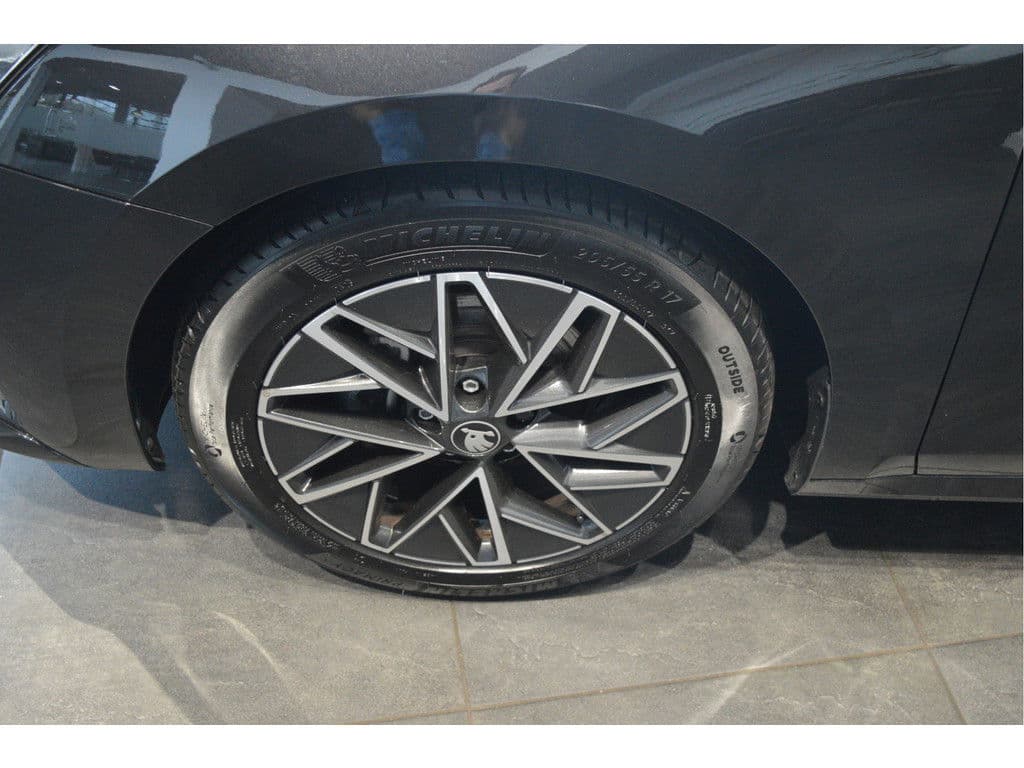 Škoda Octavia Combi 2.0 TDI Sportline navi camera led trekhaak 150 pk !! thumbnail 11