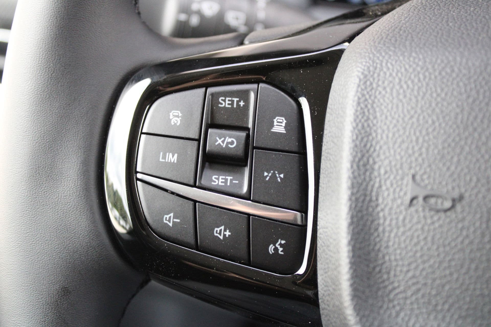 Ford Transit Custom 340 2.5 PHEV L2H1 Limited 232pk - 8 zits - Adaptive Cruise - Blind spot - Navi - Stuurverwarming - Airco achterin - Incl BPM - Rijklaar thumbnail 10