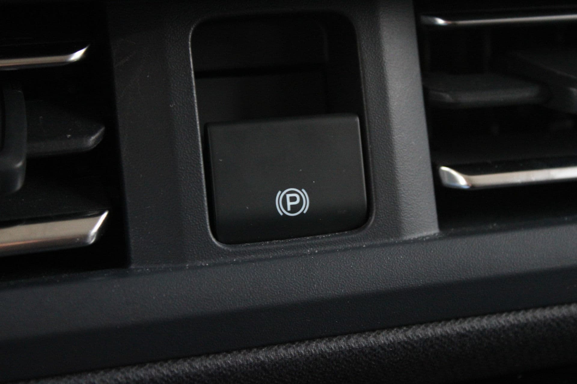 Ford Tourneo Custom 320 2.0 TDCI L2H1 Titanium X DC 170pk - Adaptive Cruise - LED - Blind Spot - Leder - Navigatie - 360 Camera - Trekhaak - Rijklaar thumbnail 36