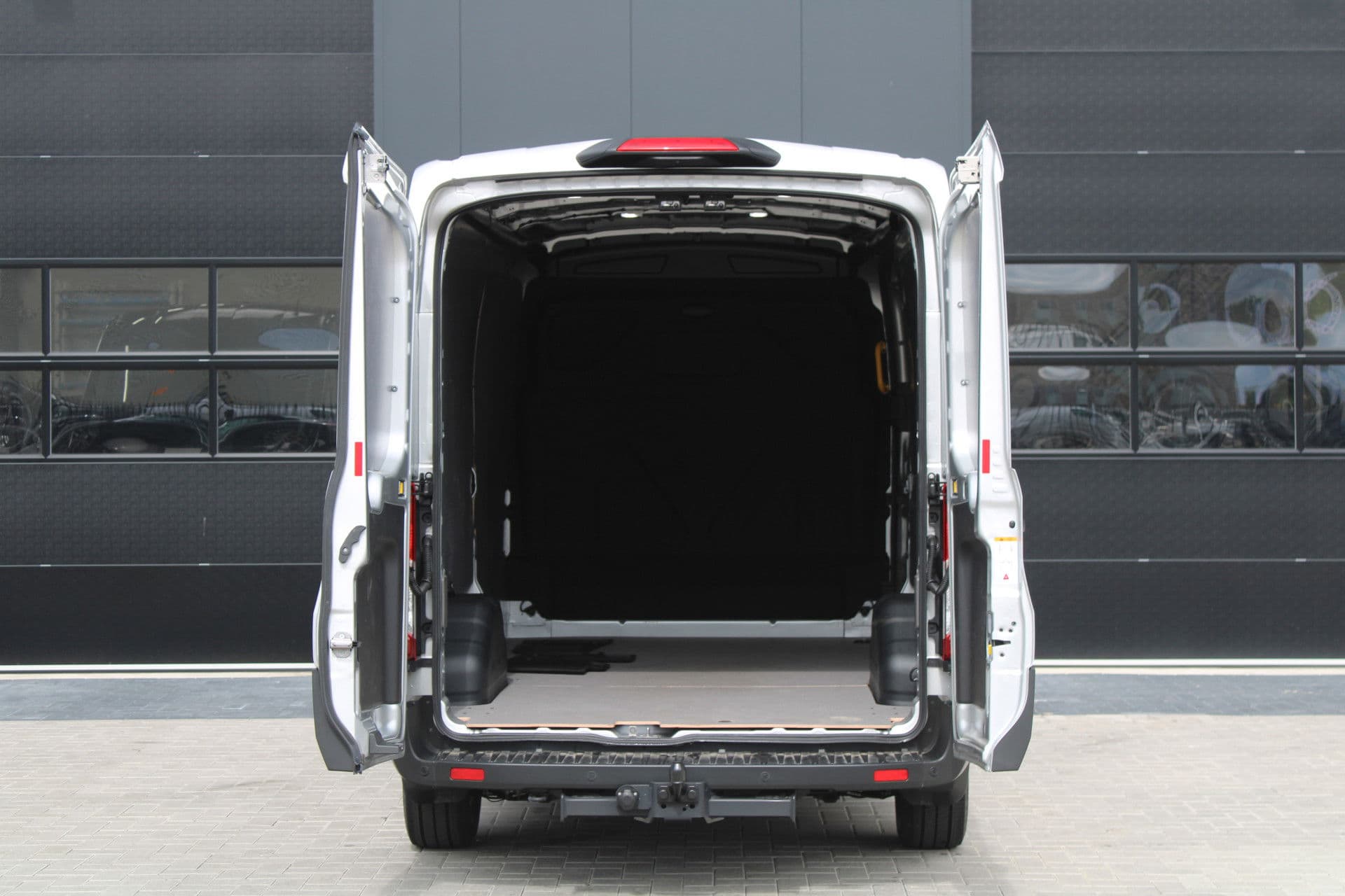 Ford Transit 350 2.0 TDCI L3H2 Limited Raptor 165pk - LUCHTVERING - ACC - Blind Spot - 360 camera - Raptor Grill - Stoel-Stuurverwarming - Trekhaak - Rijklaar thumbnail 4