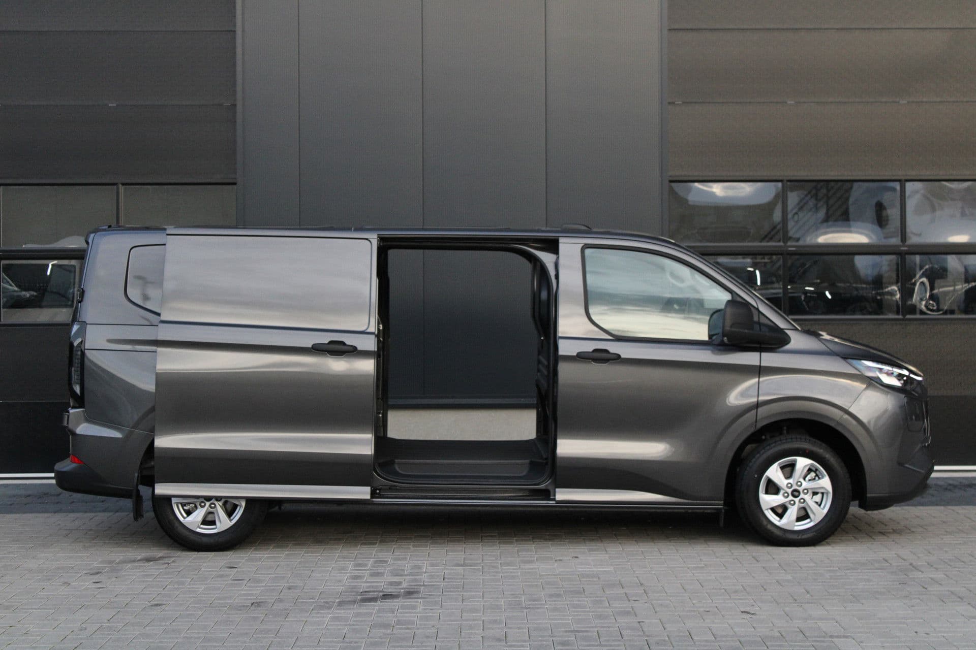 Ford Transit Custom 320 2.5 PHEV L2H1 Trend 232pk - 5 jaar GARANTIE - 2x Schuifdeur - Adaptive Cruise - Blind Spot - Navigatie - Camera - Verwarmd Stuur - Rijklaar thumbnail 5