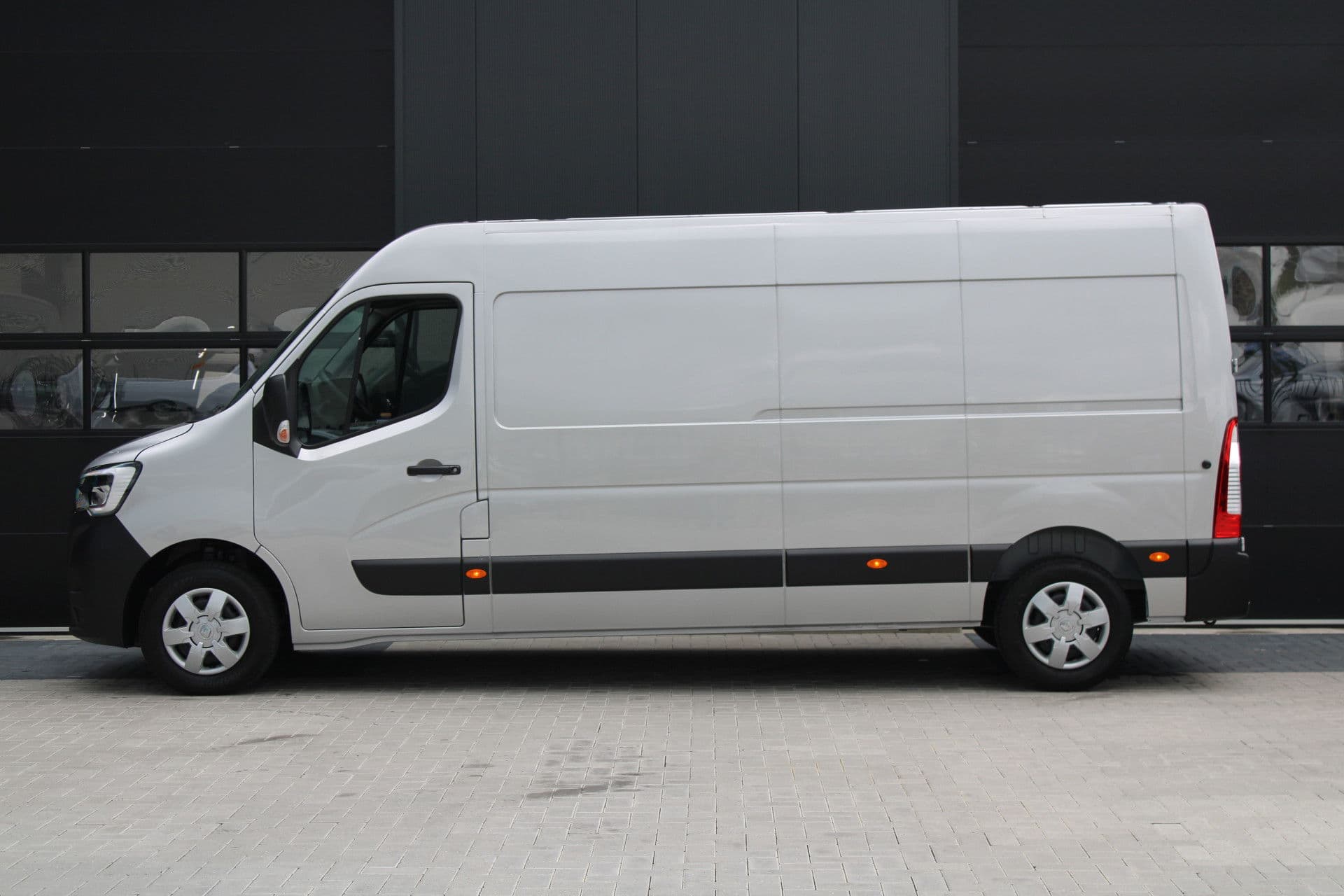 Renault Master T35 2.3 dCi 180pk L3H2 - Airco - Navigatie - Camera - Cruise - Parkeersensoren - 105l tank - Rijklaar thumbnail 23