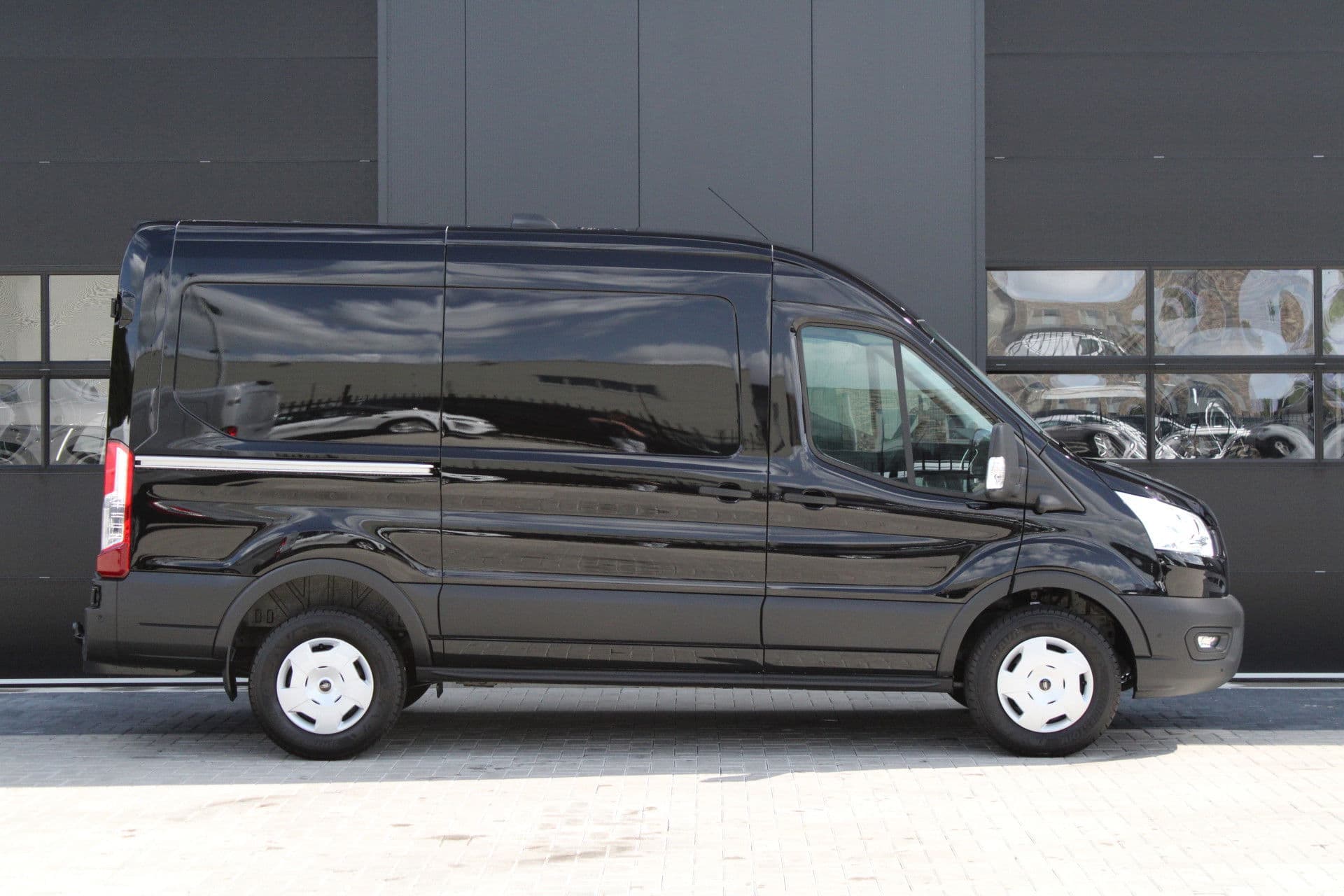 Ford Transit 350 2.0 TDCI L2H2 Trend 165pk - Facelift - 2x Schuifdeur - Adaptive Cruise - Navigatie - Blind Spot - 360 Camera - Stoel - Stuurverwarming - Rijklaar thumbnail 4